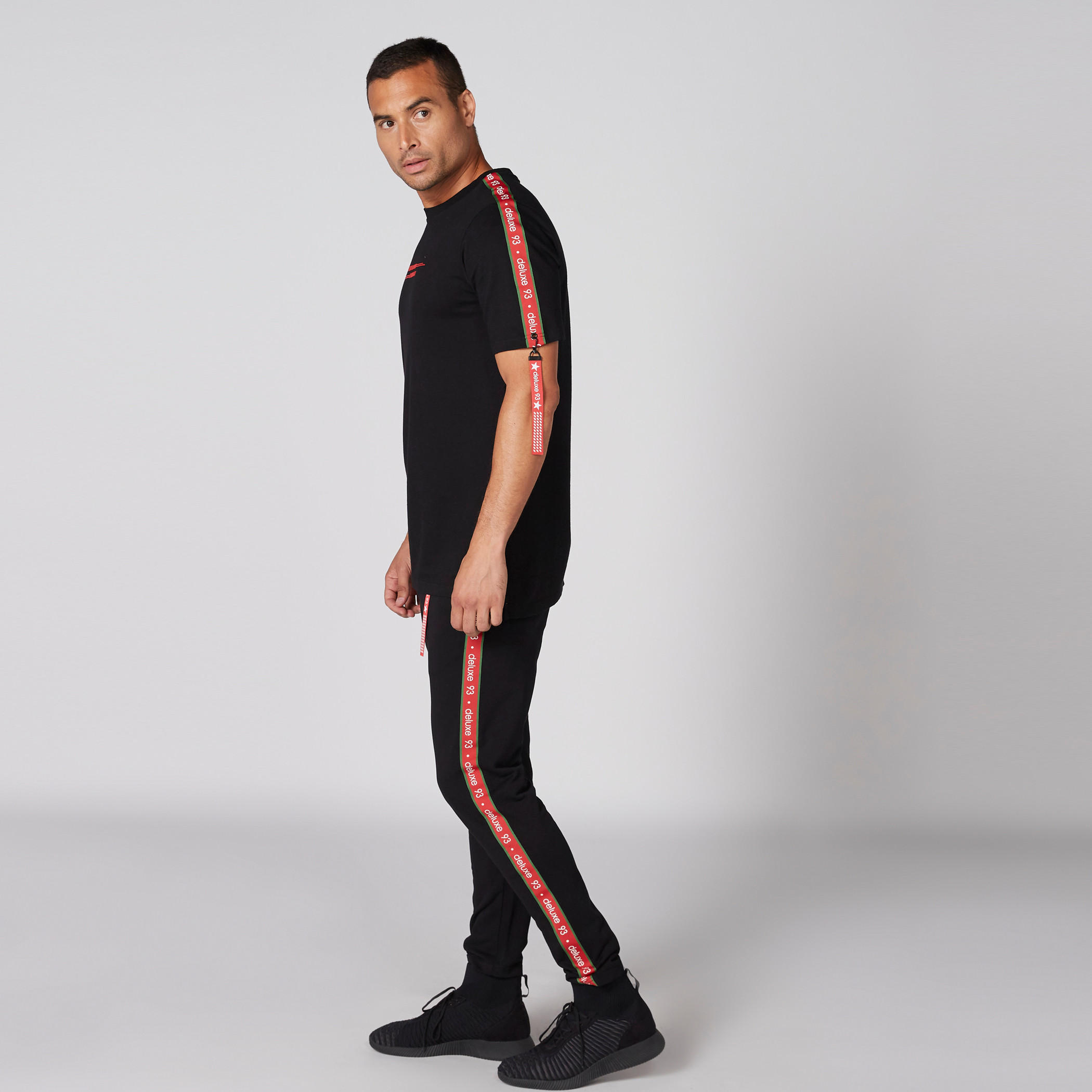 تيشيرت بياقة ضيّقة وأكمام قصيرة وطبعات-men-clothing-tshirtsandpolos-tshirts-image-1