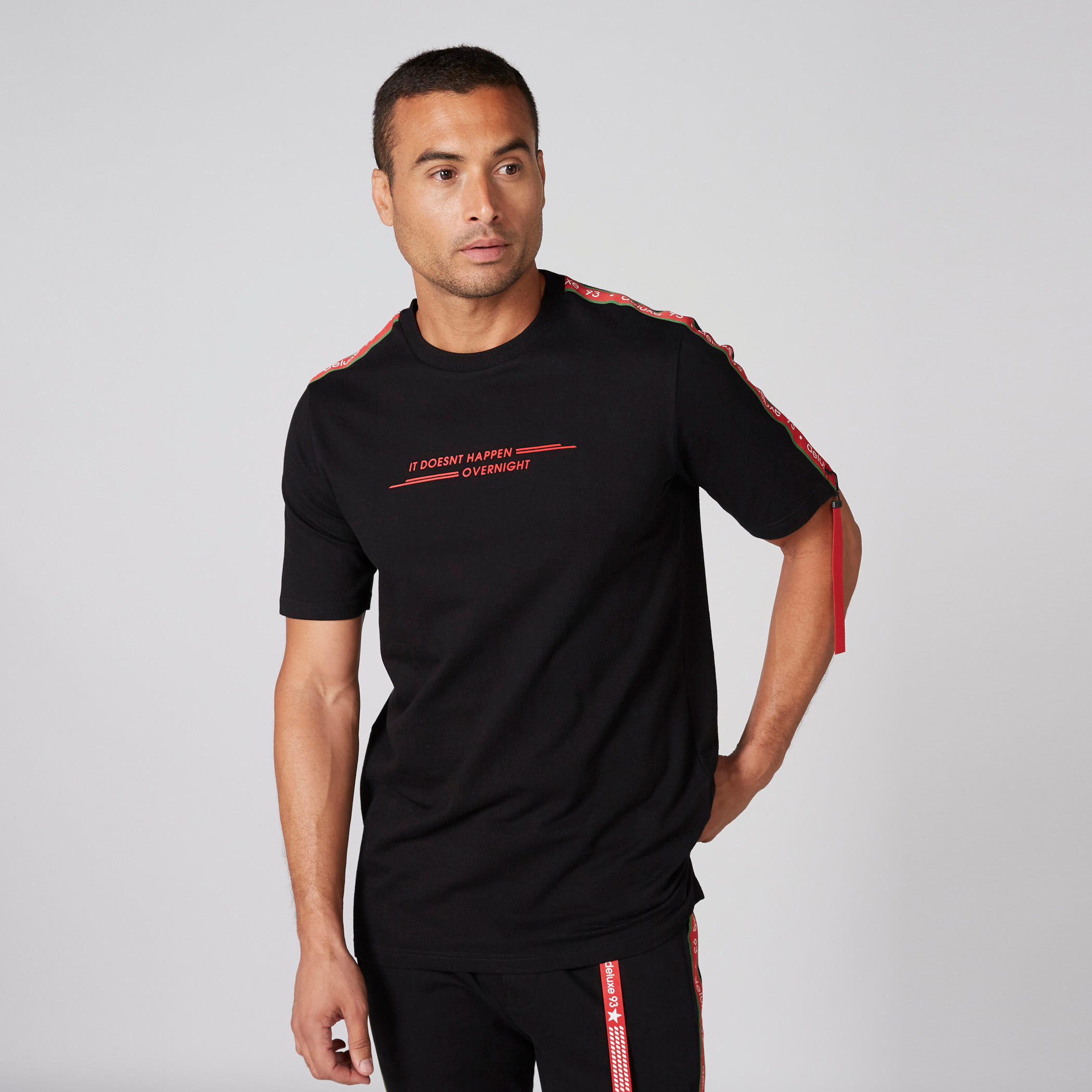 تيشيرت بياقة ضيّقة وأكمام قصيرة وطبعات-men-clothing-tshirtsandpolos-tshirts-image-3