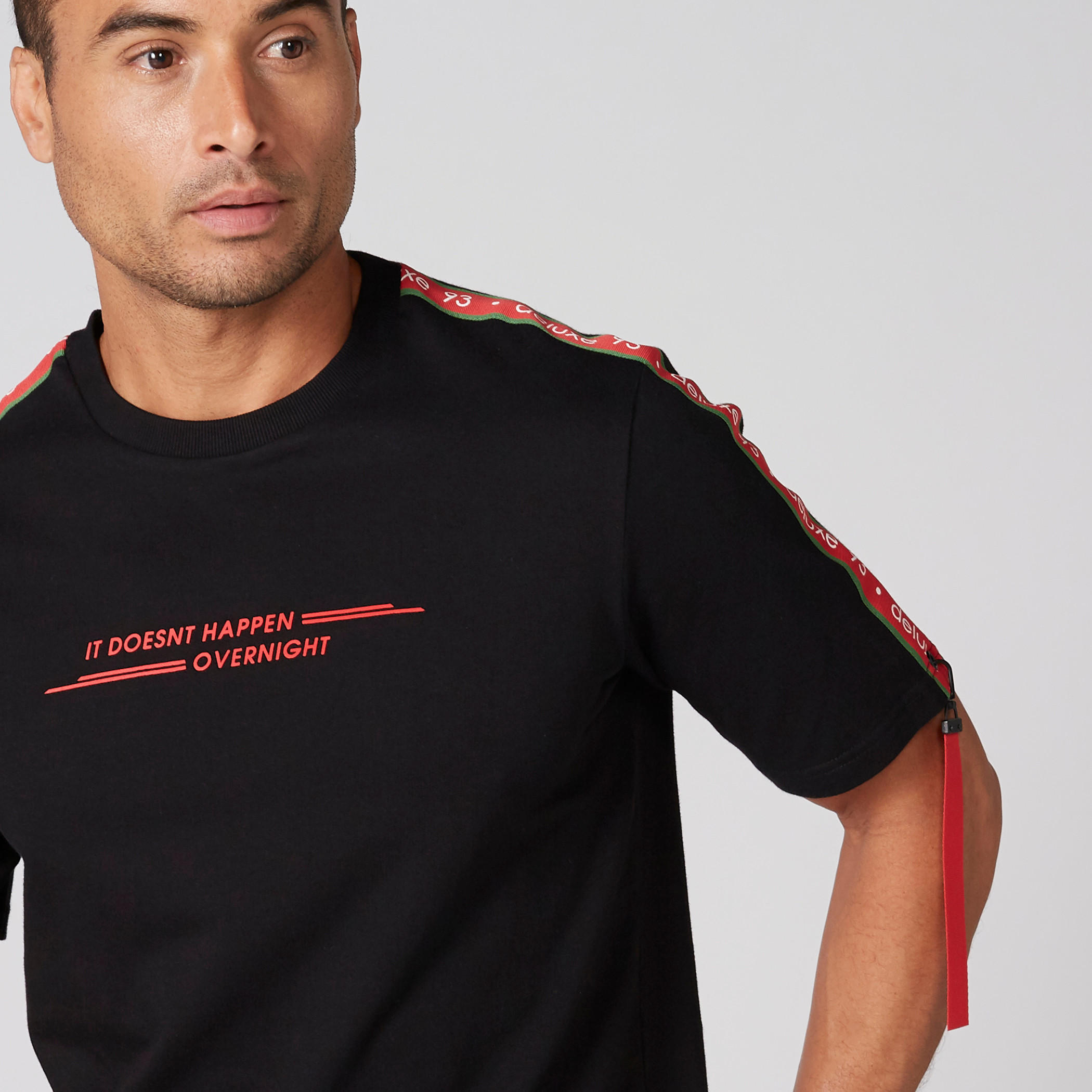 تيشيرت بياقة ضيّقة وأكمام قصيرة وطبعات-men-clothing-tshirtsandpolos-tshirts-image-4