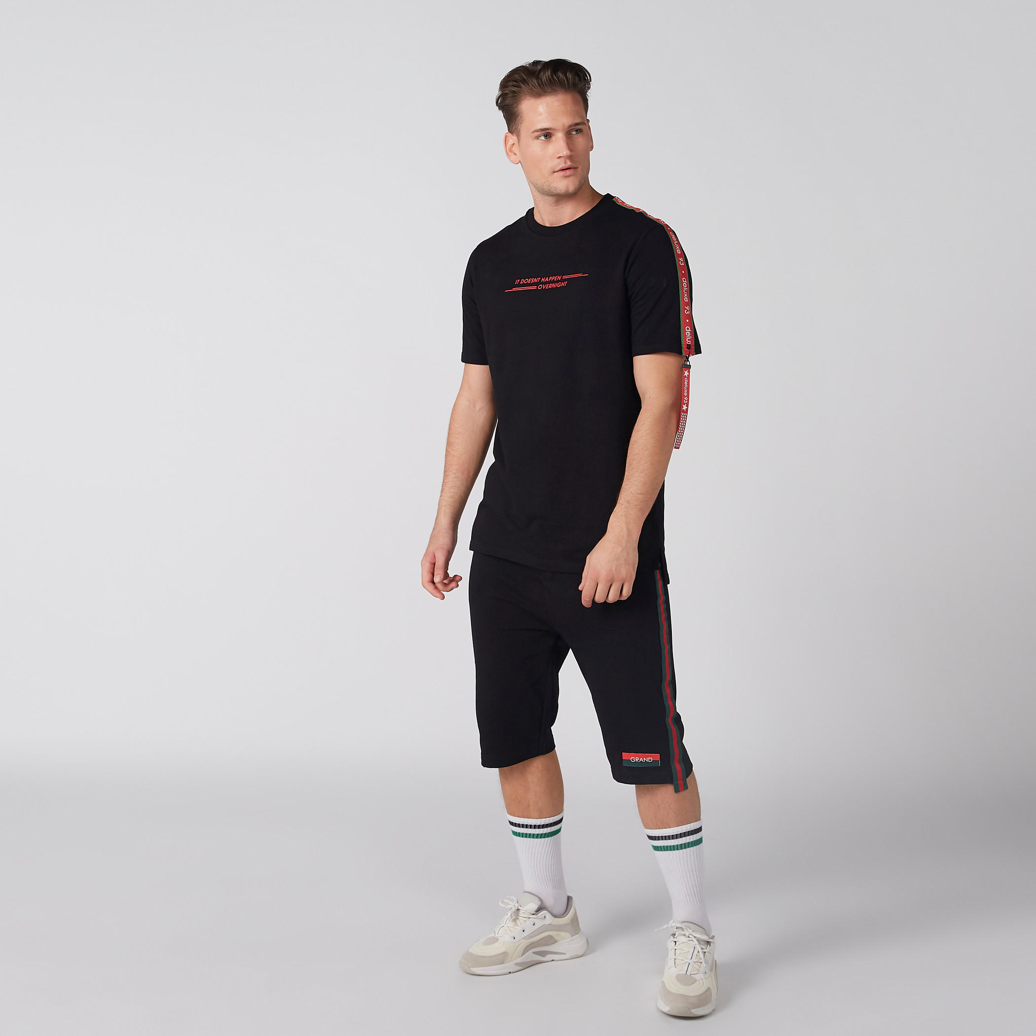 شورت بخصر مطّاطي وجيوب وطبعات-men-clothing-bottoms-shorts-image-3