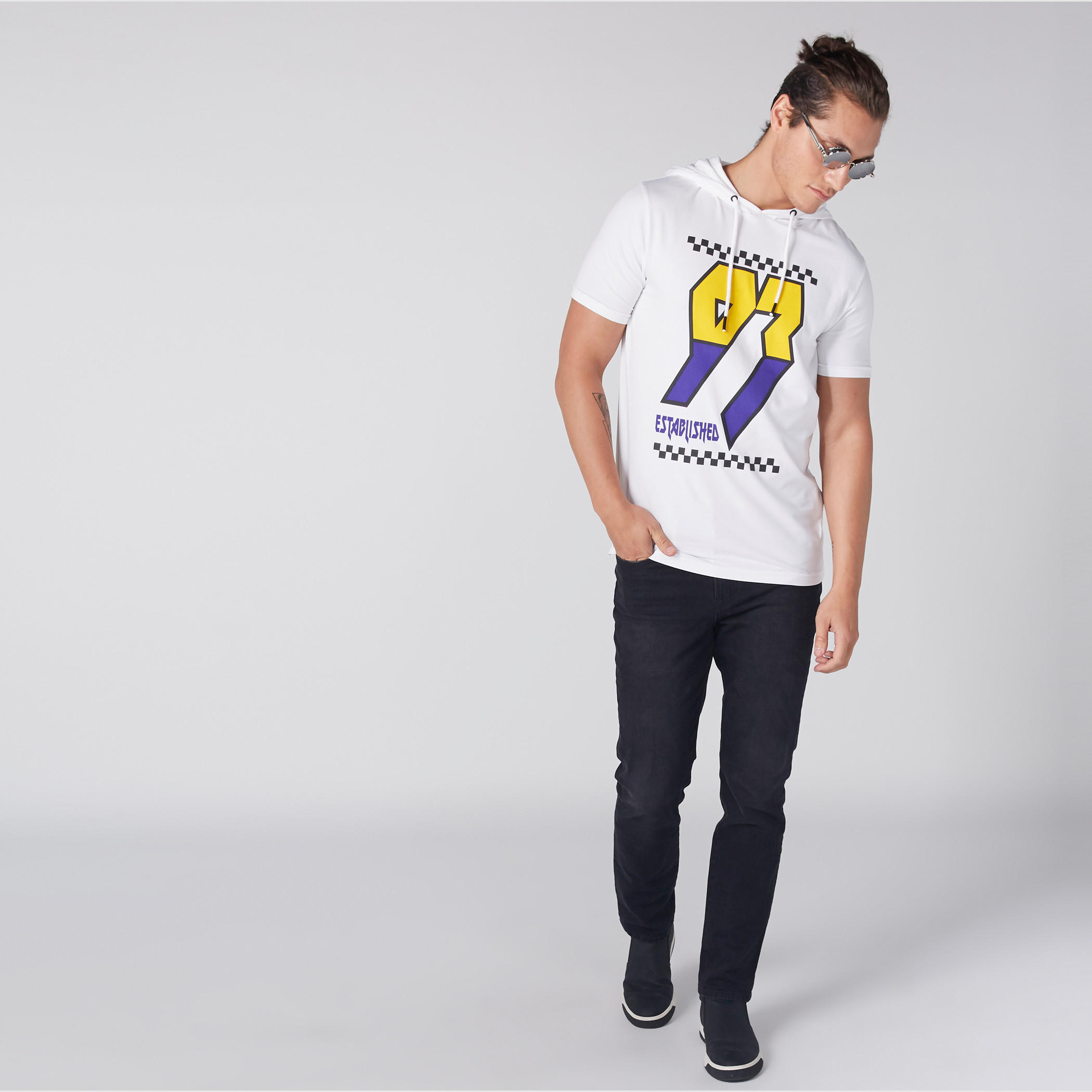 تيشيرت بطبعات وأكمام قصيرة وقبعة-men-clothing-tshirtsandpolos-tshirts-image-4