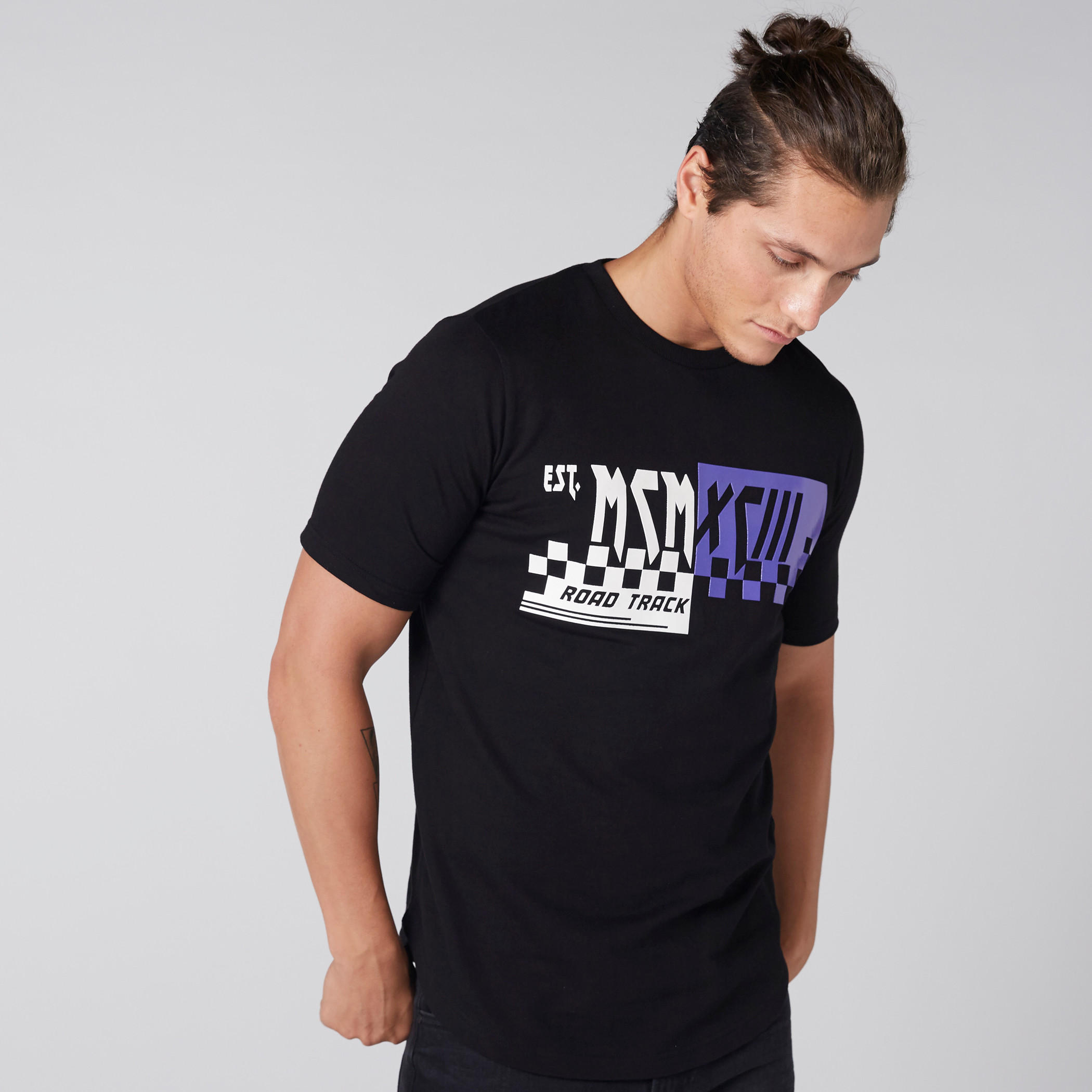 تيشيرت بنقش مطبوع مع ياقة دائرية وأكمام قصيرة-men-clothing-tshirtsandpolos-tshirts-image-1