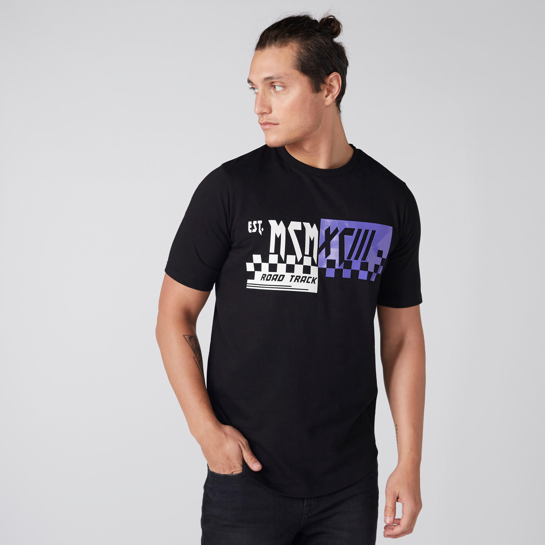 تيشيرت بنقش مطبوع مع ياقة دائرية وأكمام قصيرة-men-clothing-tshirtsandpolos-tshirts-image-2