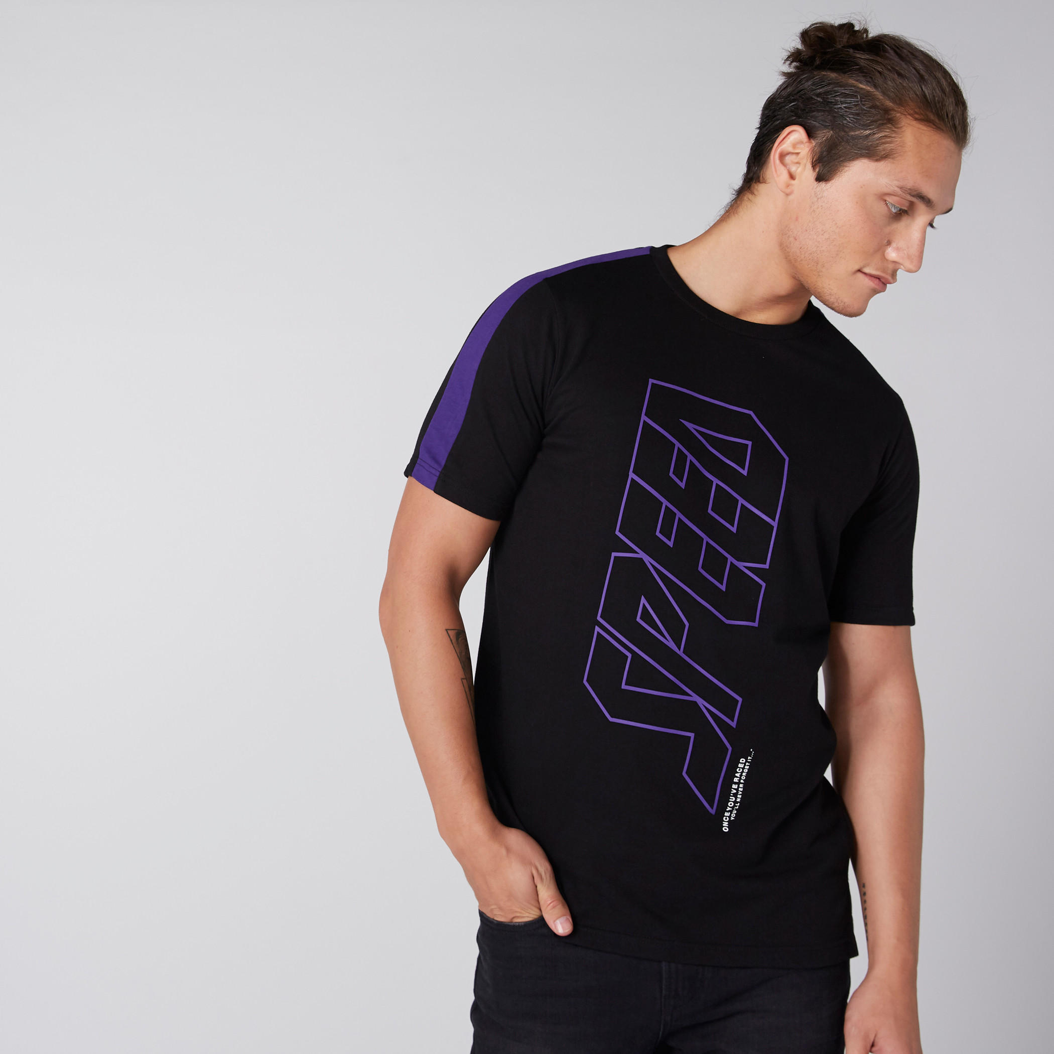 تيشيرت بنقش مطبوع مع ياقة دائرية وأكمام قصيرة-men-clothing-tshirtsandpolos-tshirts-image-1