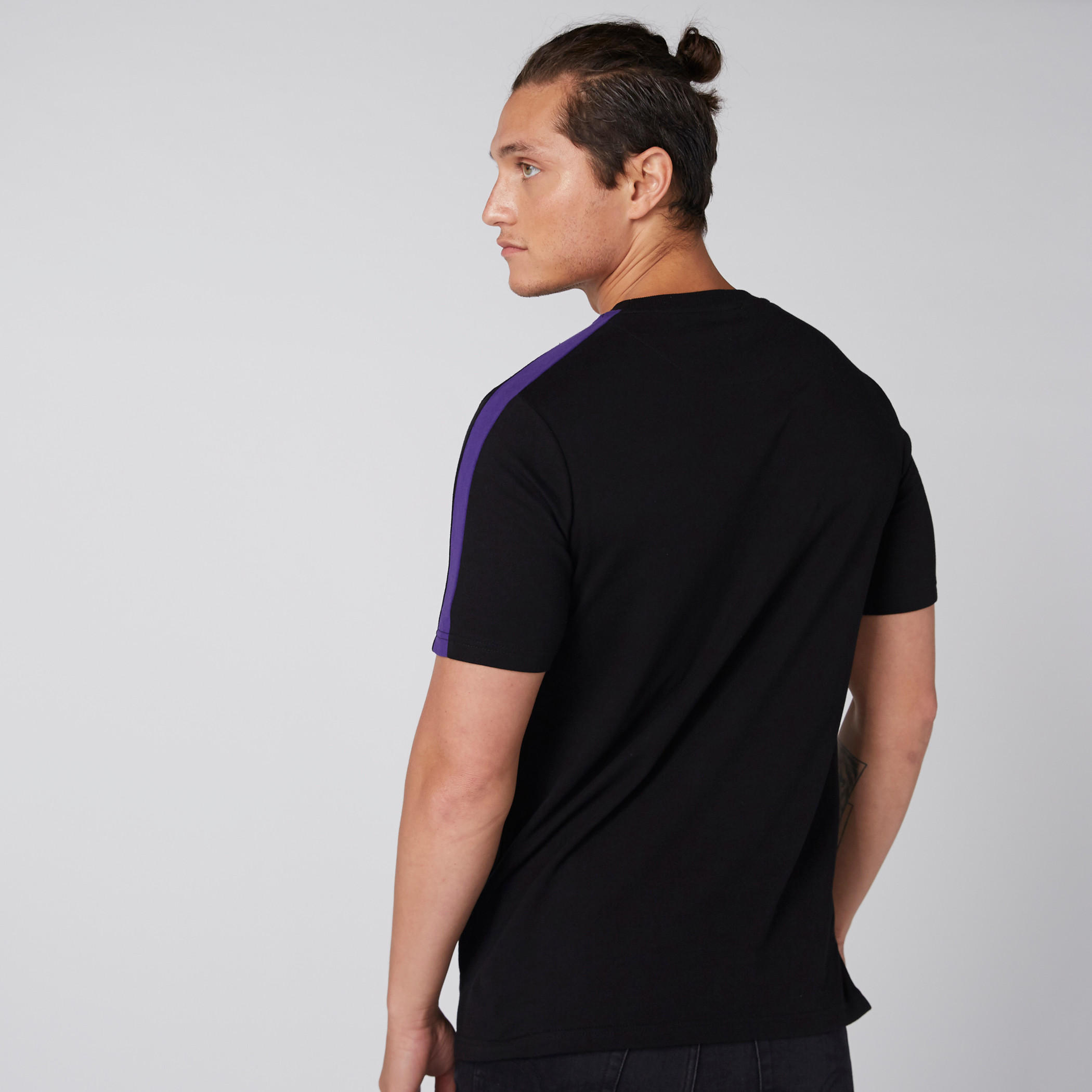 تيشيرت بنقش مطبوع مع ياقة دائرية وأكمام قصيرة-men-clothing-tshirtsandpolos-tshirts-image-2