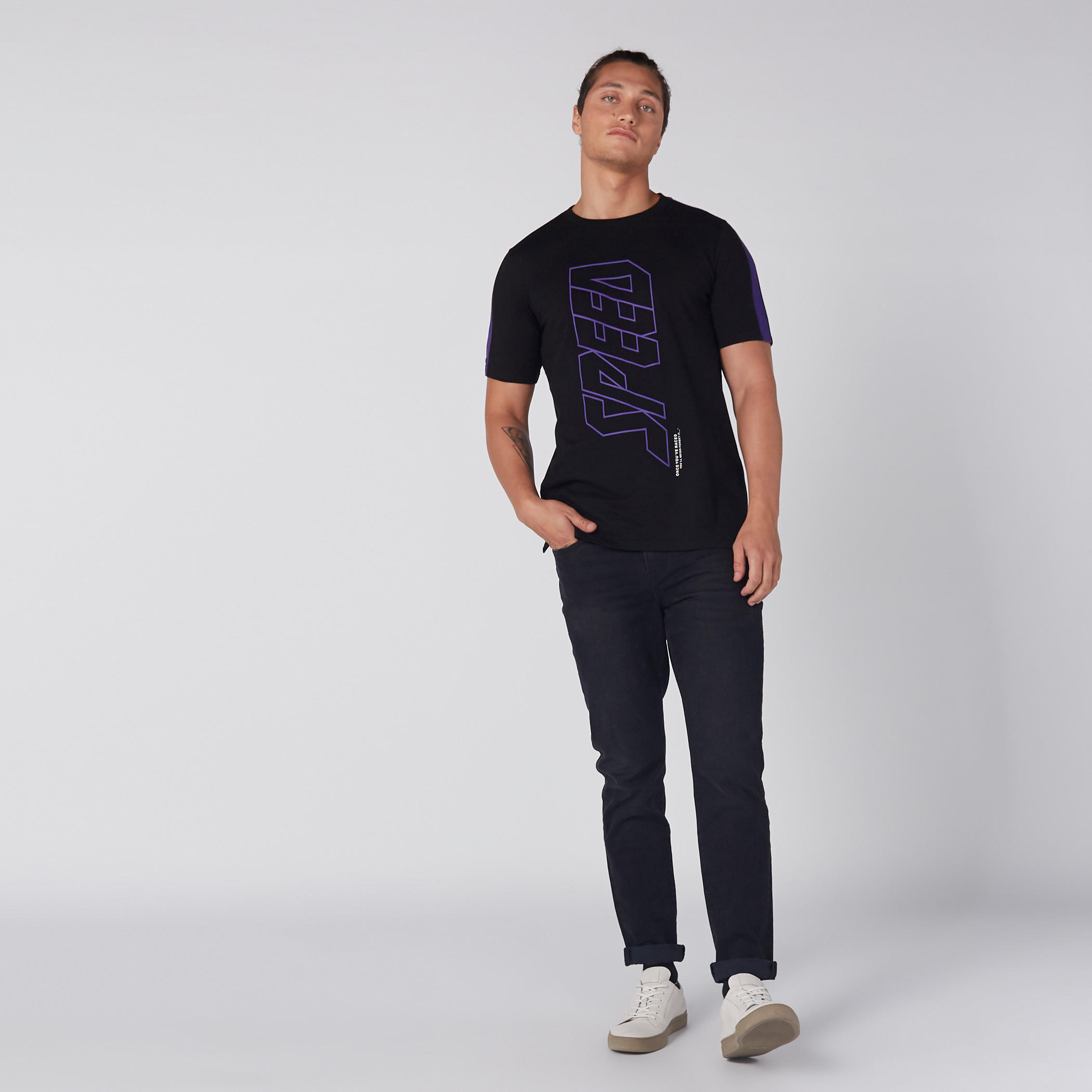 تيشيرت بنقش مطبوع مع ياقة دائرية وأكمام قصيرة-men-clothing-tshirtsandpolos-tshirts-image-3