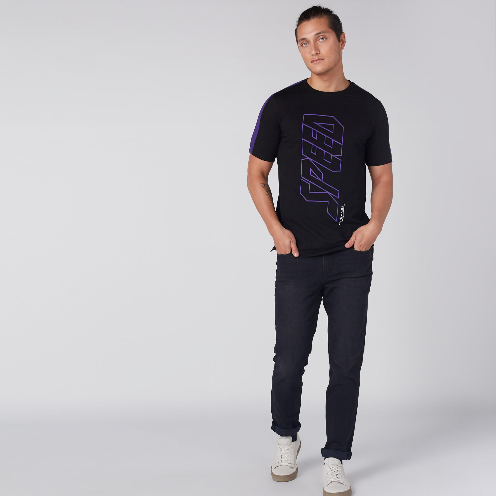تيشيرت بنقش مطبوع مع ياقة دائرية وأكمام قصيرة-men-clothing-tshirtsandpolos-tshirts-image-4