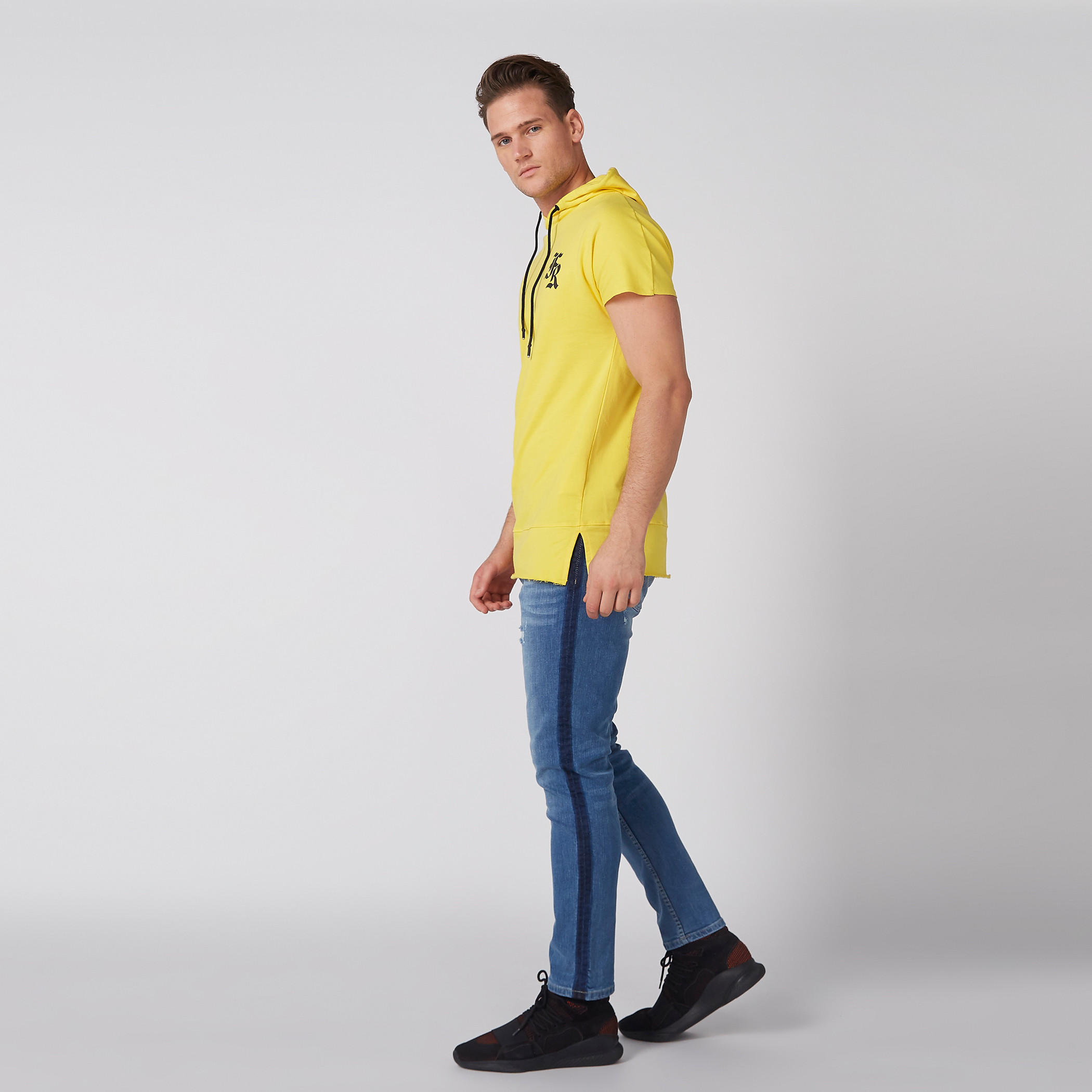 تيشيرت بطبعات وأكمام قصيرة ورباط-men-clothing-tshirtsandpolos-tshirts-image-2