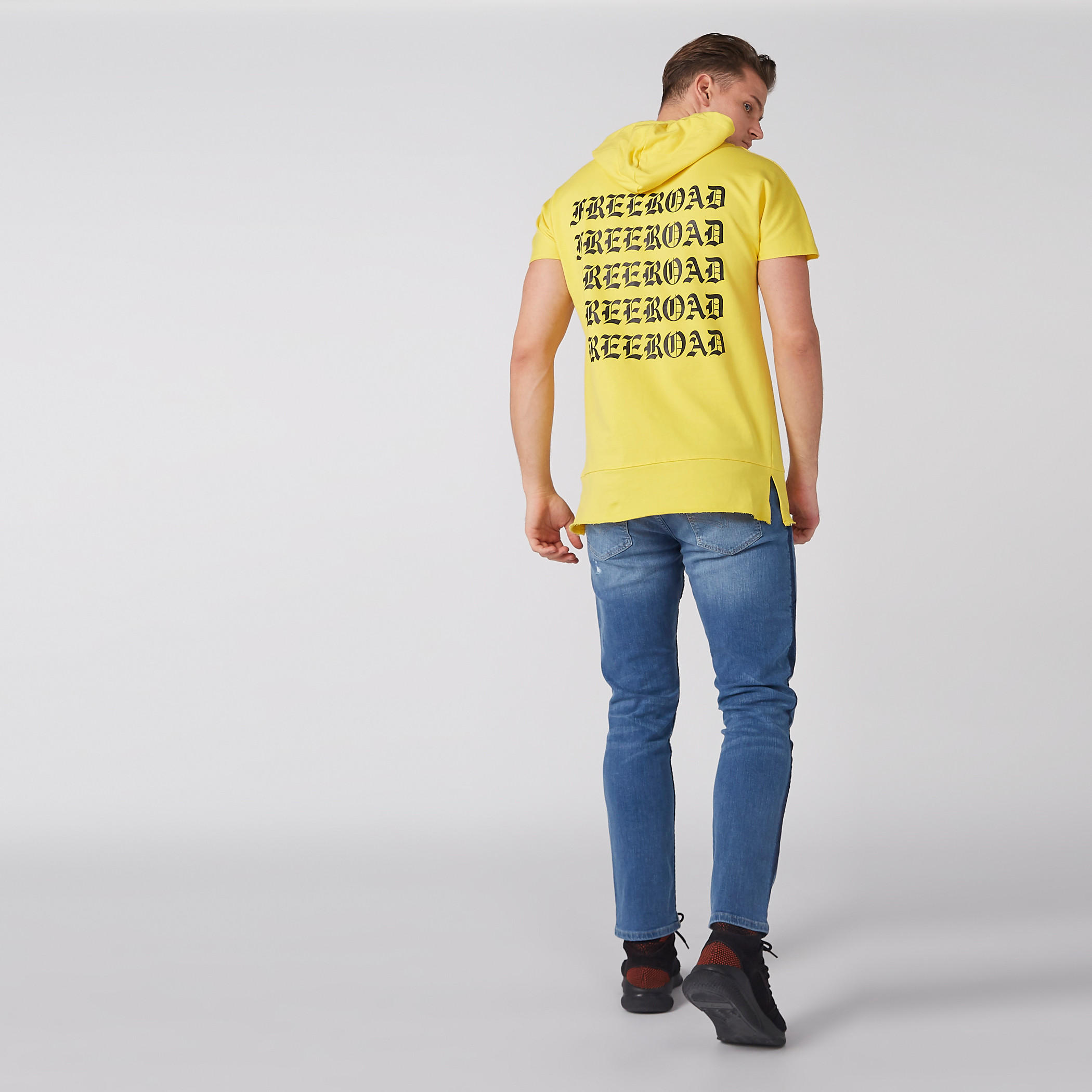 تيشيرت بطبعات وأكمام قصيرة ورباط-men-clothing-tshirtsandpolos-tshirts-image-4