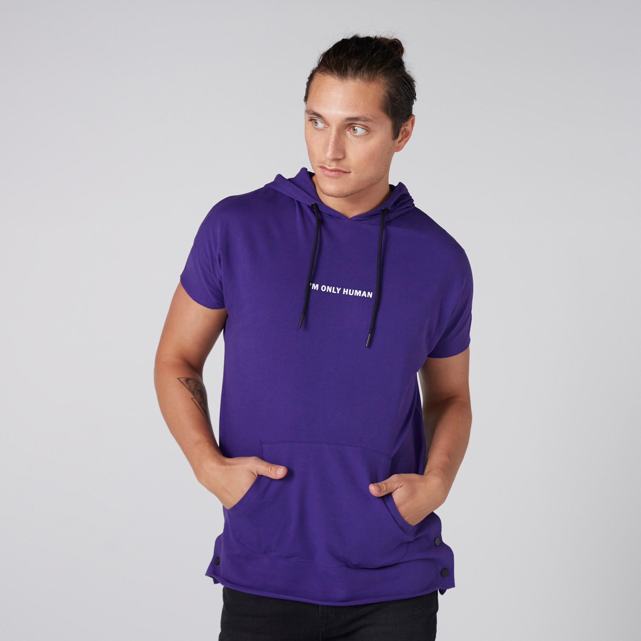 تيشيرت بأكمام قصيرة وجيوب كانجروا وقبعة-men-clothing-tshirtsandpolos-tshirts-image-1
