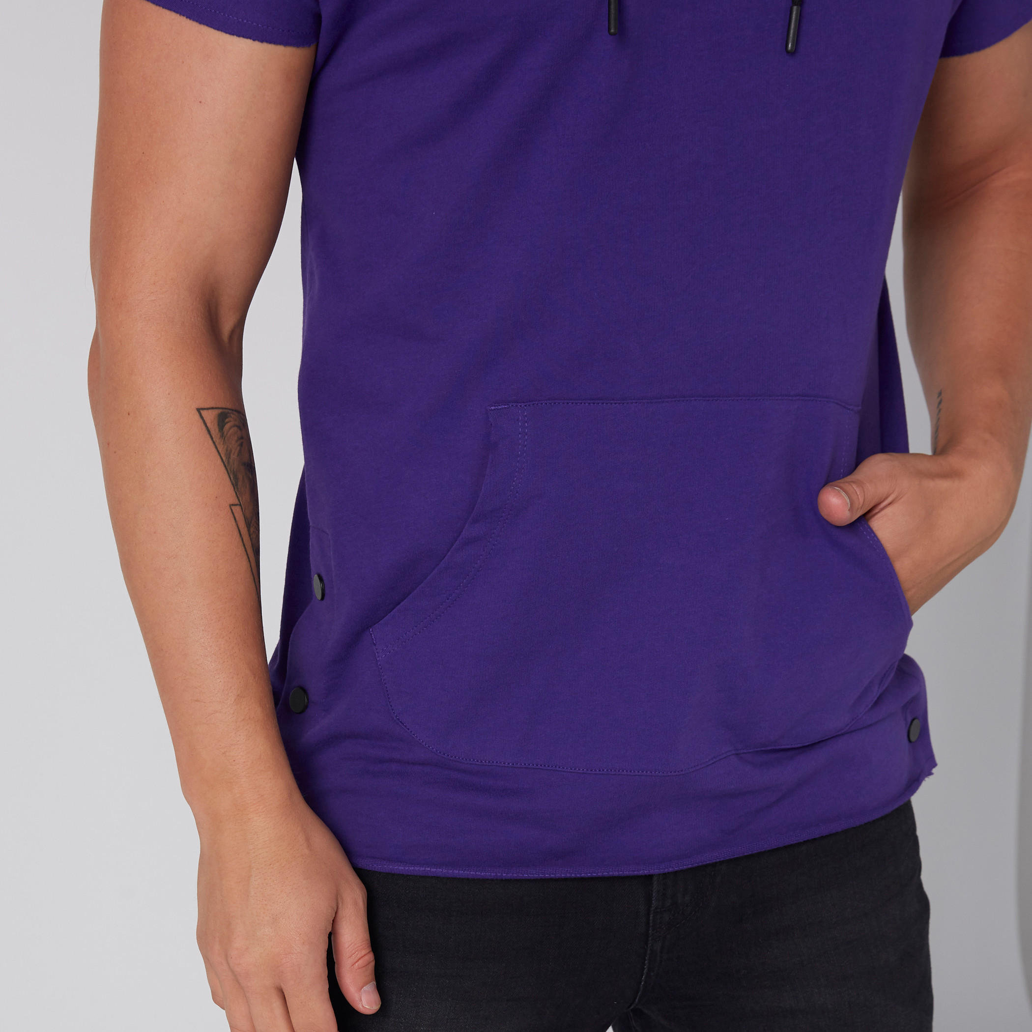 تيشيرت بأكمام قصيرة وجيوب كانجروا وقبعة-men-clothing-tshirtsandpolos-tshirts-image-2