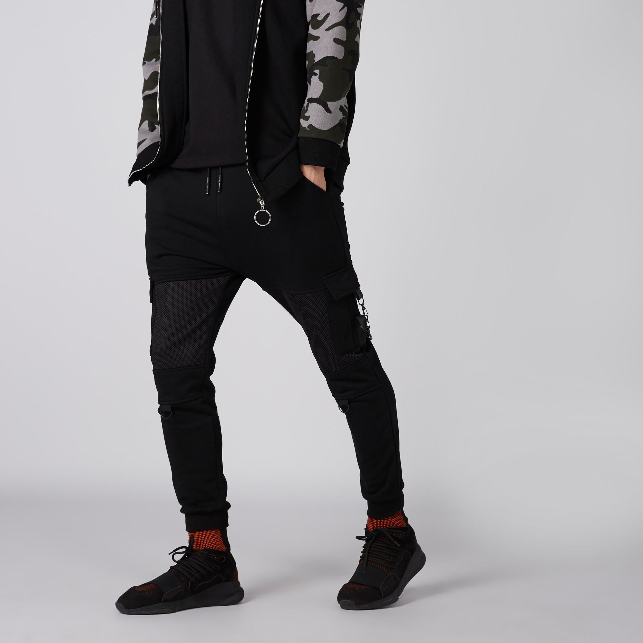 بنطال رياضي طويل بخصر مطّاطي وجيوب-men-clothing-bottoms-joggers-image-1