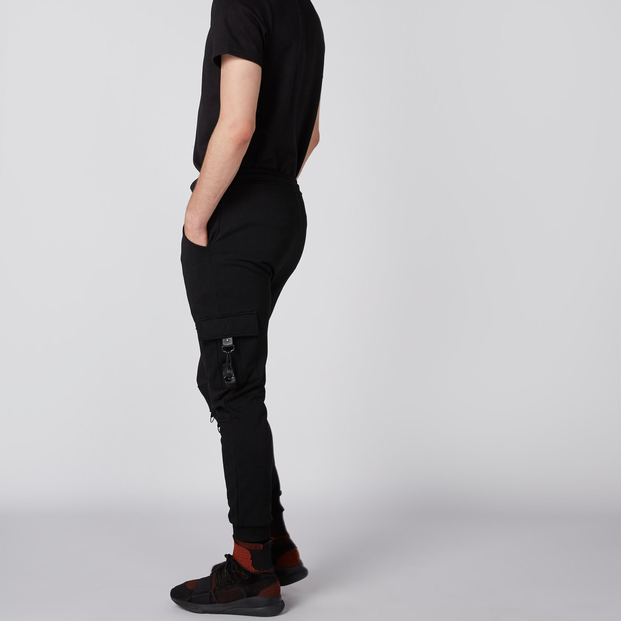 بنطال رياضي طويل بخصر مطّاطي وجيوب-men-clothing-bottoms-joggers-image-2