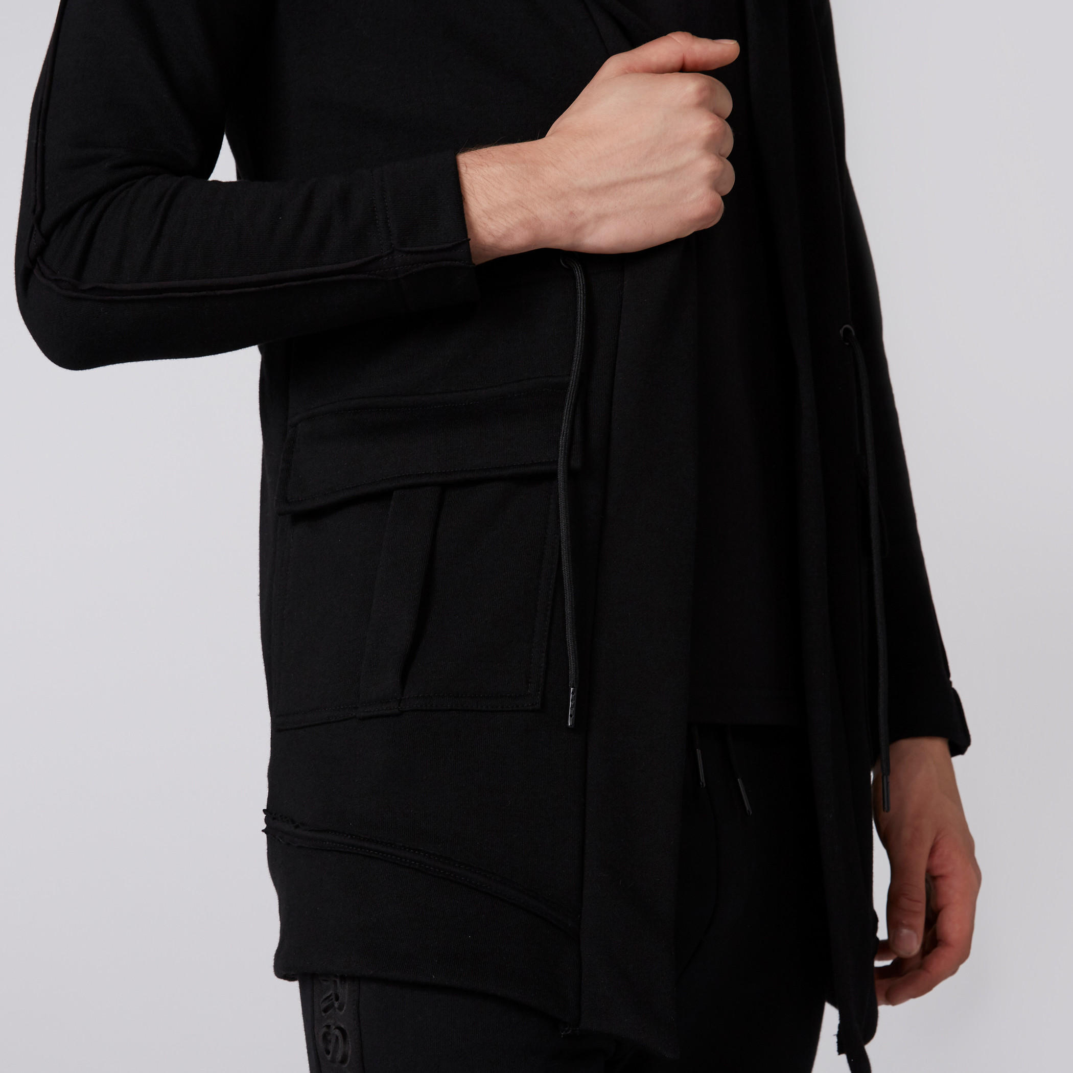جاكيت بقبّعة وأكمام طويلة وتفاصيل جيوب-men-clothing-jacketsandblazers-jackets-image-3