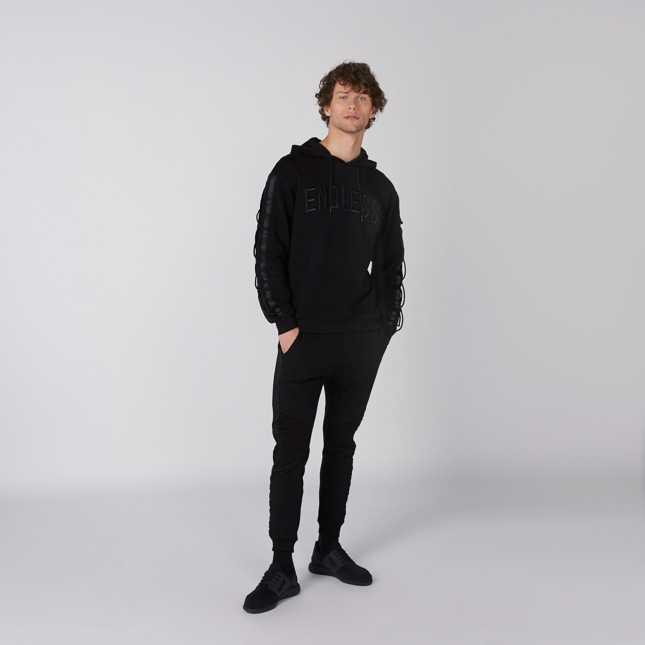 سويت شيرت مُطرّز بأكمام طويلة وقبعة-men-winterwear-hoodiesandsweatshirts-image-1