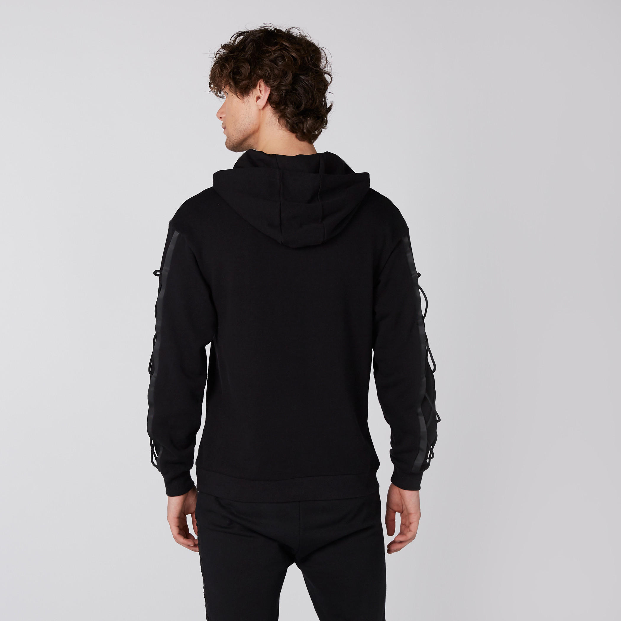 سويت شيرت مُطرّز بأكمام طويلة وقبعة-men-winterwear-hoodiesandsweatshirts-image-2