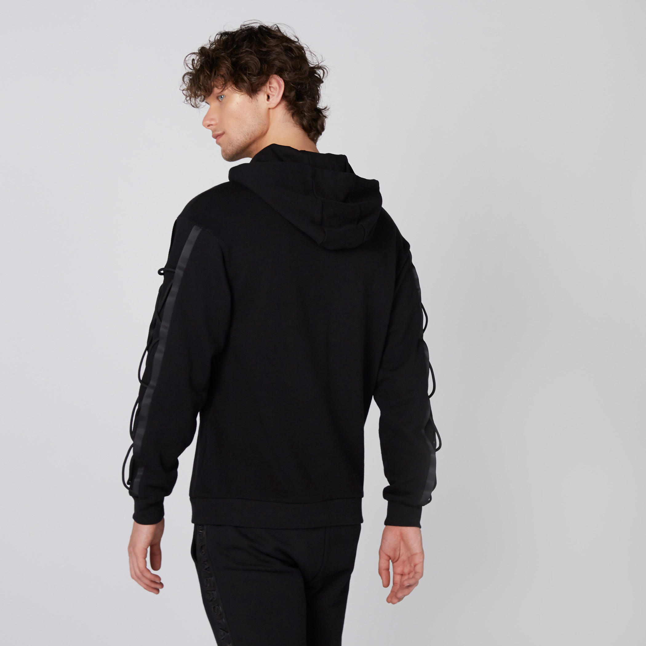 سويت شيرت مُطرّز بأكمام طويلة وقبعة-men-winterwear-hoodiesandsweatshirts-image-3