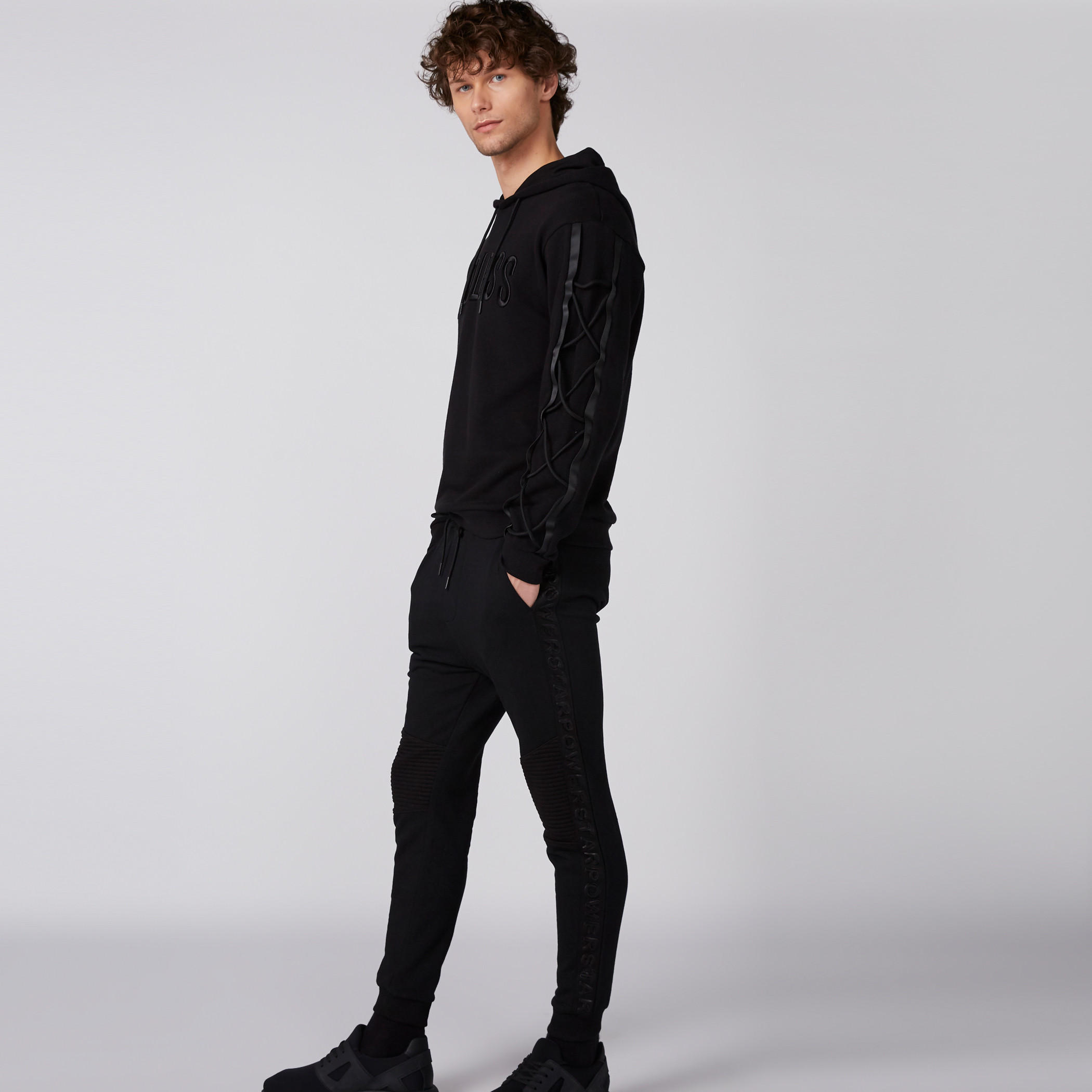 سويت شيرت مُطرّز بأكمام طويلة وقبعة-men-winterwear-hoodiesandsweatshirts-image-4
