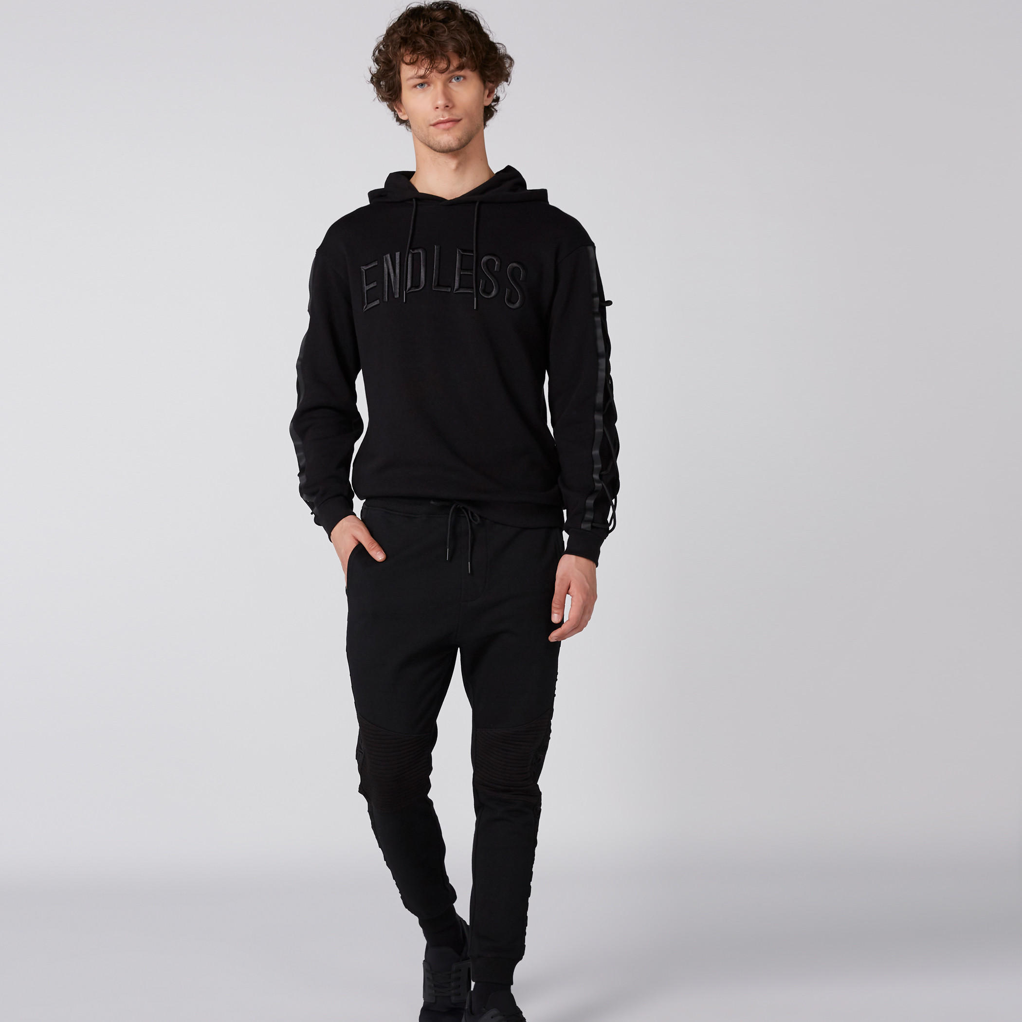 سويت شيرت مُطرّز بأكمام طويلة وقبعة-men-winterwear-hoodiesandsweatshirts-image-5