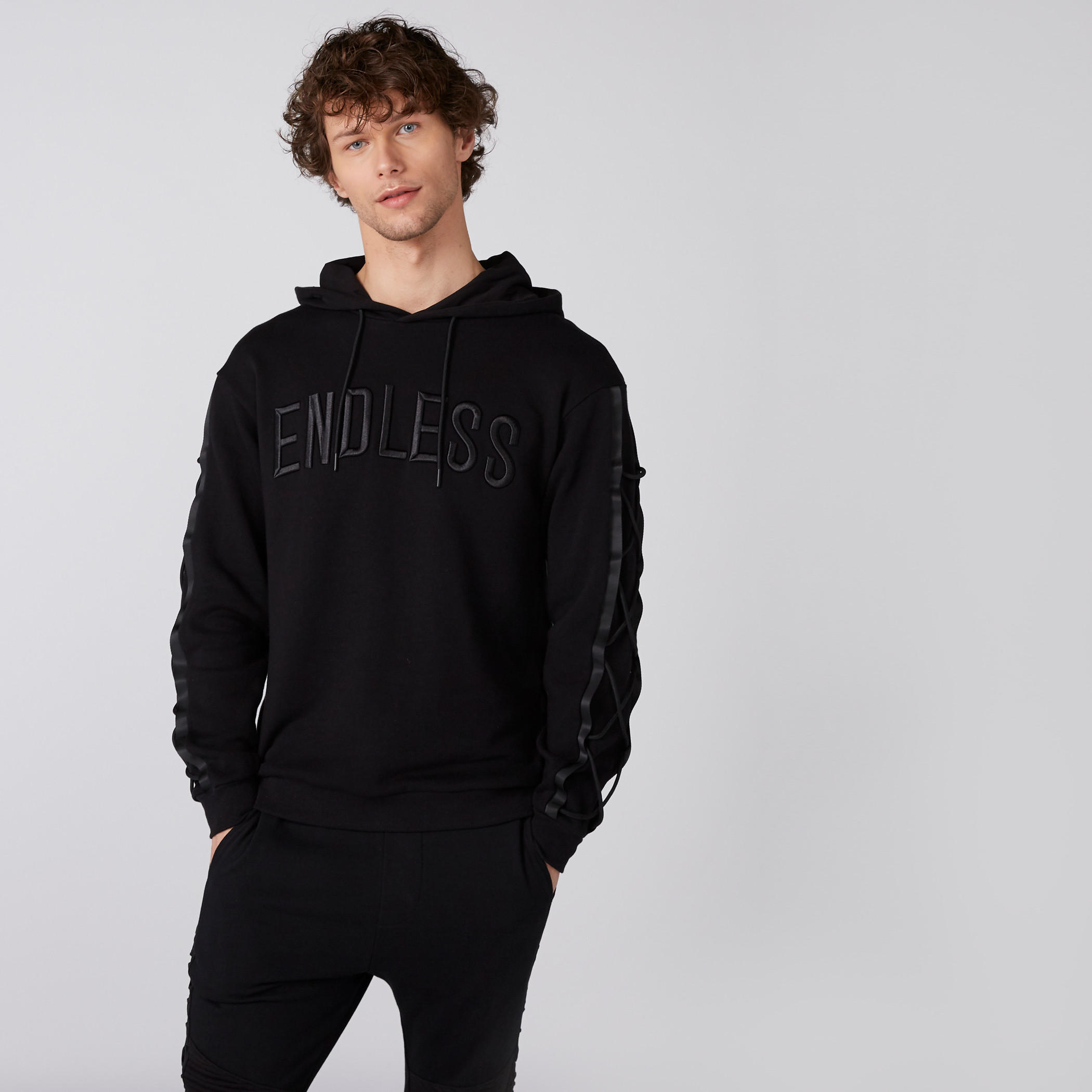سويت شيرت مُطرّز بأكمام طويلة وقبعة-men-winterwear-hoodiesandsweatshirts-image-6