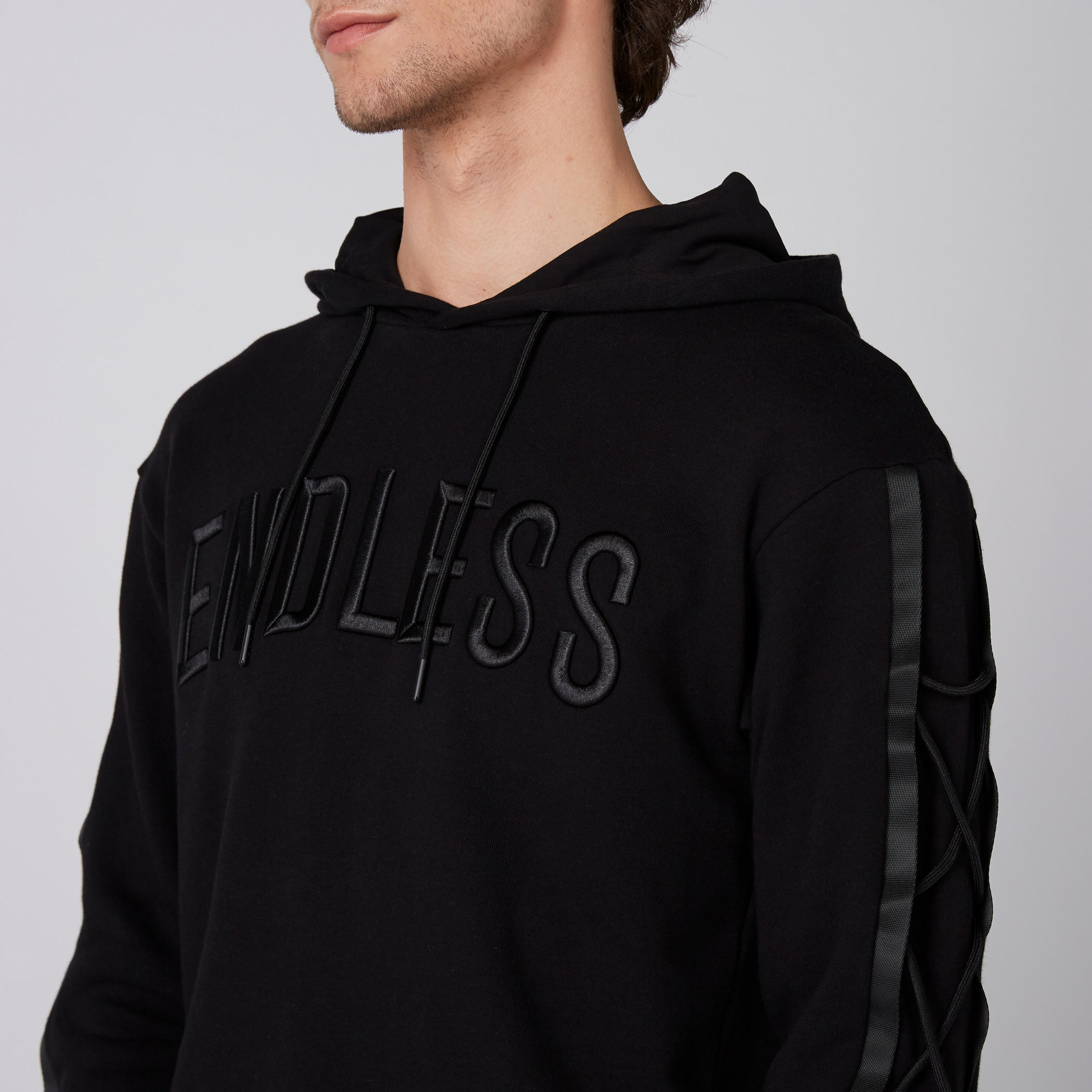 سويت شيرت مُطرّز بأكمام طويلة وقبعة-men-winterwear-hoodiesandsweatshirts-image-7