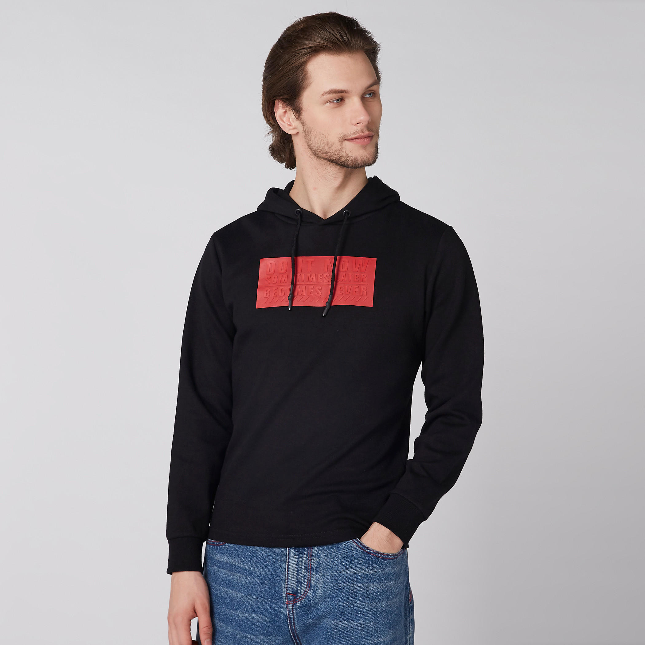 سويت شيرت بأكمام طويلة وقبعة وطبعات-men-winterwear-hoodiesandsweatshirts-image-1