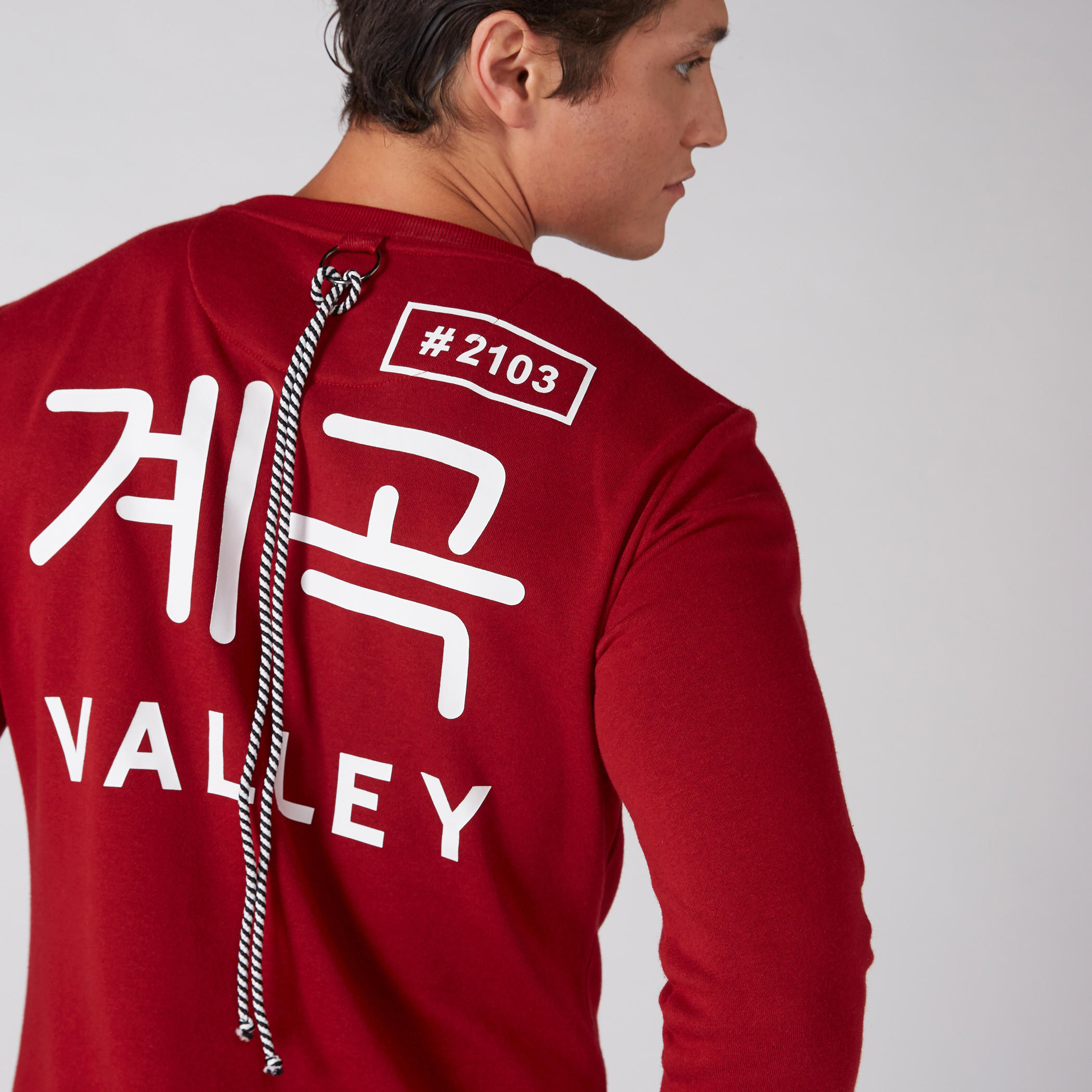 سريت شيرت بأكمام طويلة ورباط وطبعات-men-winterwear-hoodiesandsweatshirts-image-4