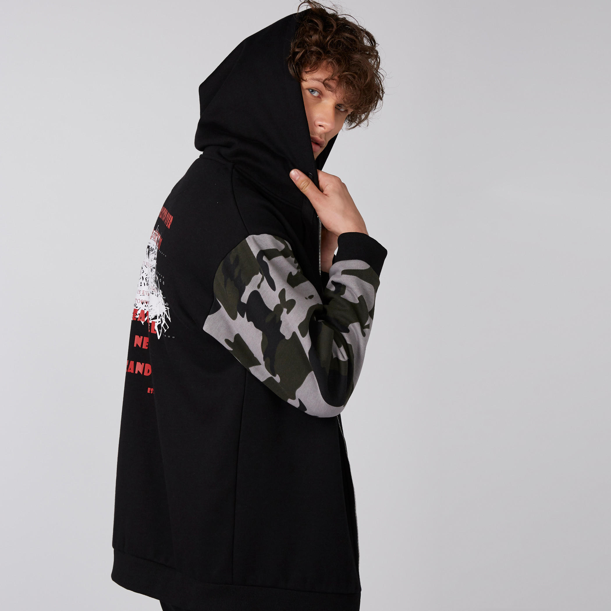 جاكيت بأكمام طويلة وقبعة وطبعات-men-clothing-jacketsandblazers-jackets-image-6