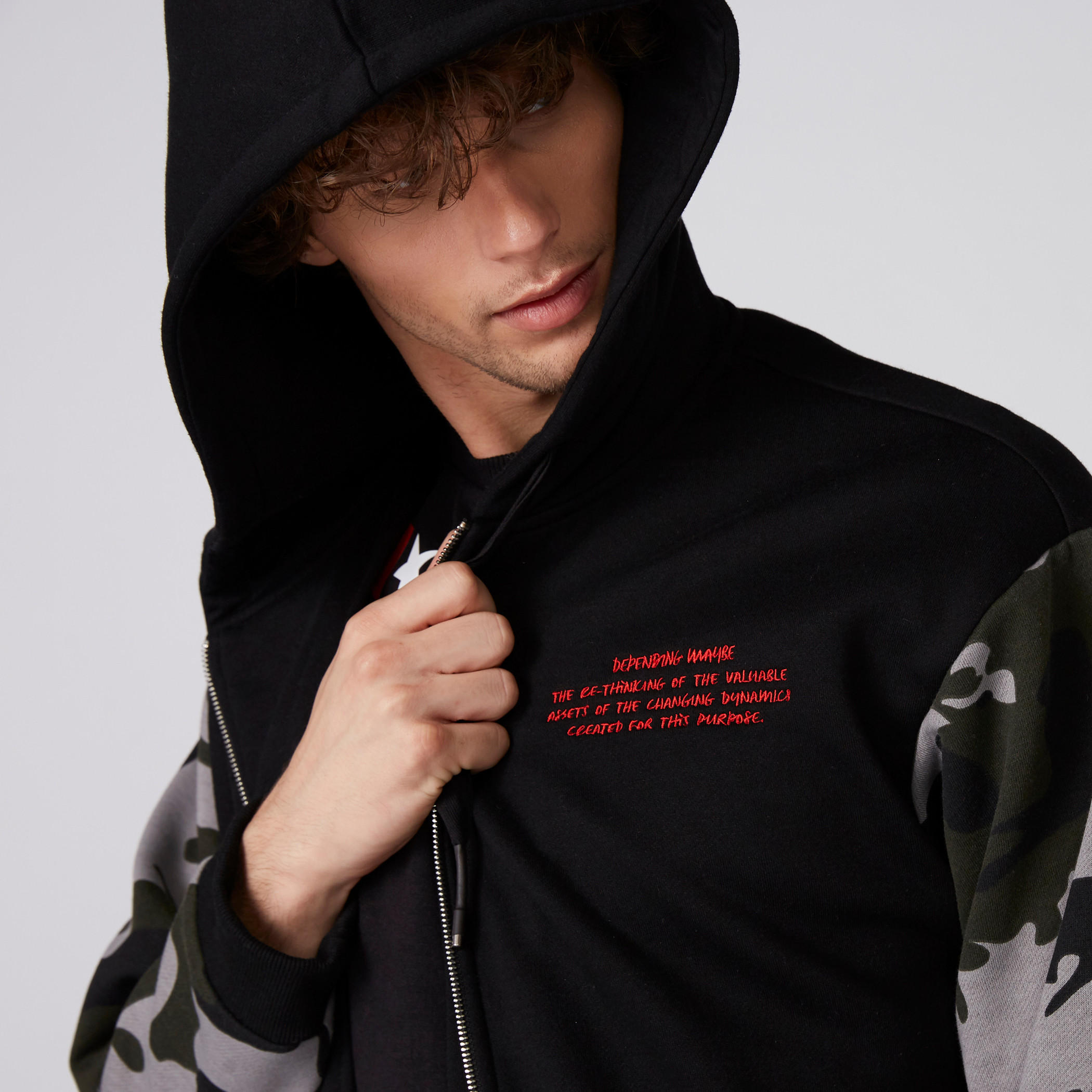 جاكيت بأكمام طويلة وقبعة وطبعات-men-clothing-jacketsandblazers-jackets-image-4