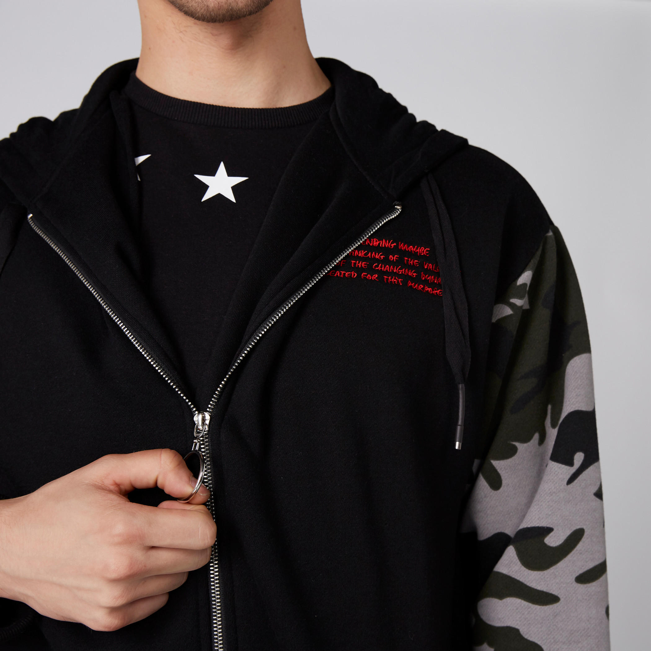 جاكيت بأكمام طويلة وقبعة وطبعات-men-clothing-jacketsandblazers-jackets-image-3