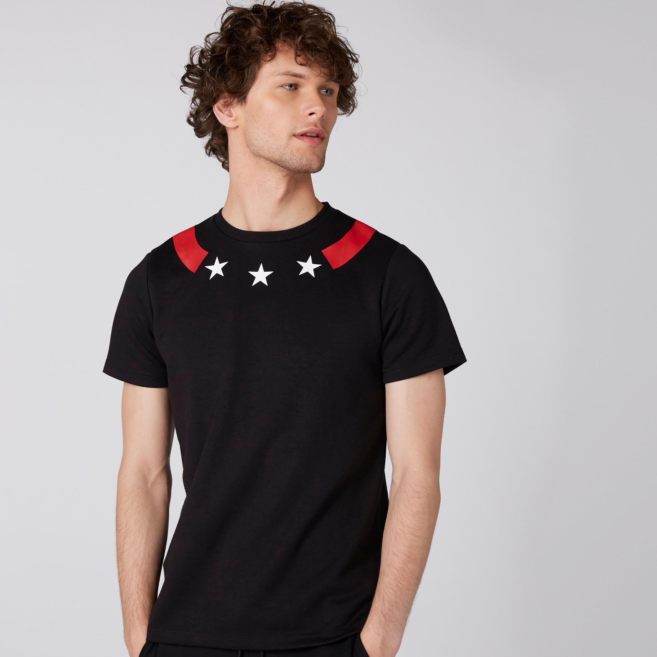 تيشيرت بأكمام قصيرة وياقة ضيقة وطبعات-men-clothing-tshirtsandpolos-tshirts-image-1
