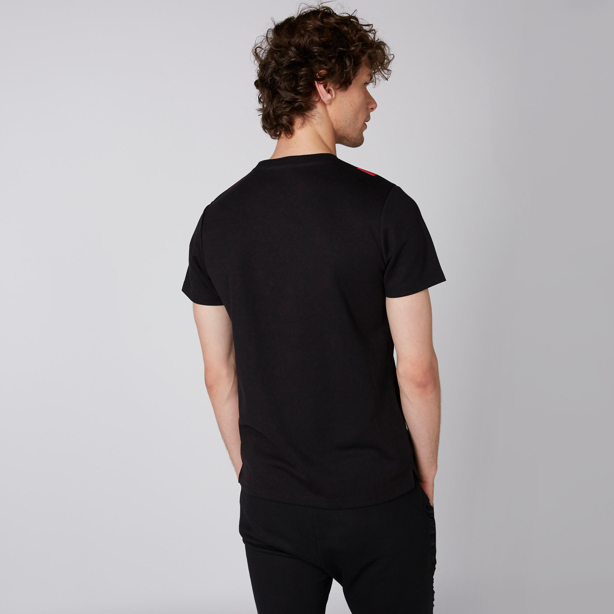 تيشيرت بأكمام قصيرة وياقة ضيقة وطبعات-men-clothing-tshirtsandpolos-tshirts-image-3