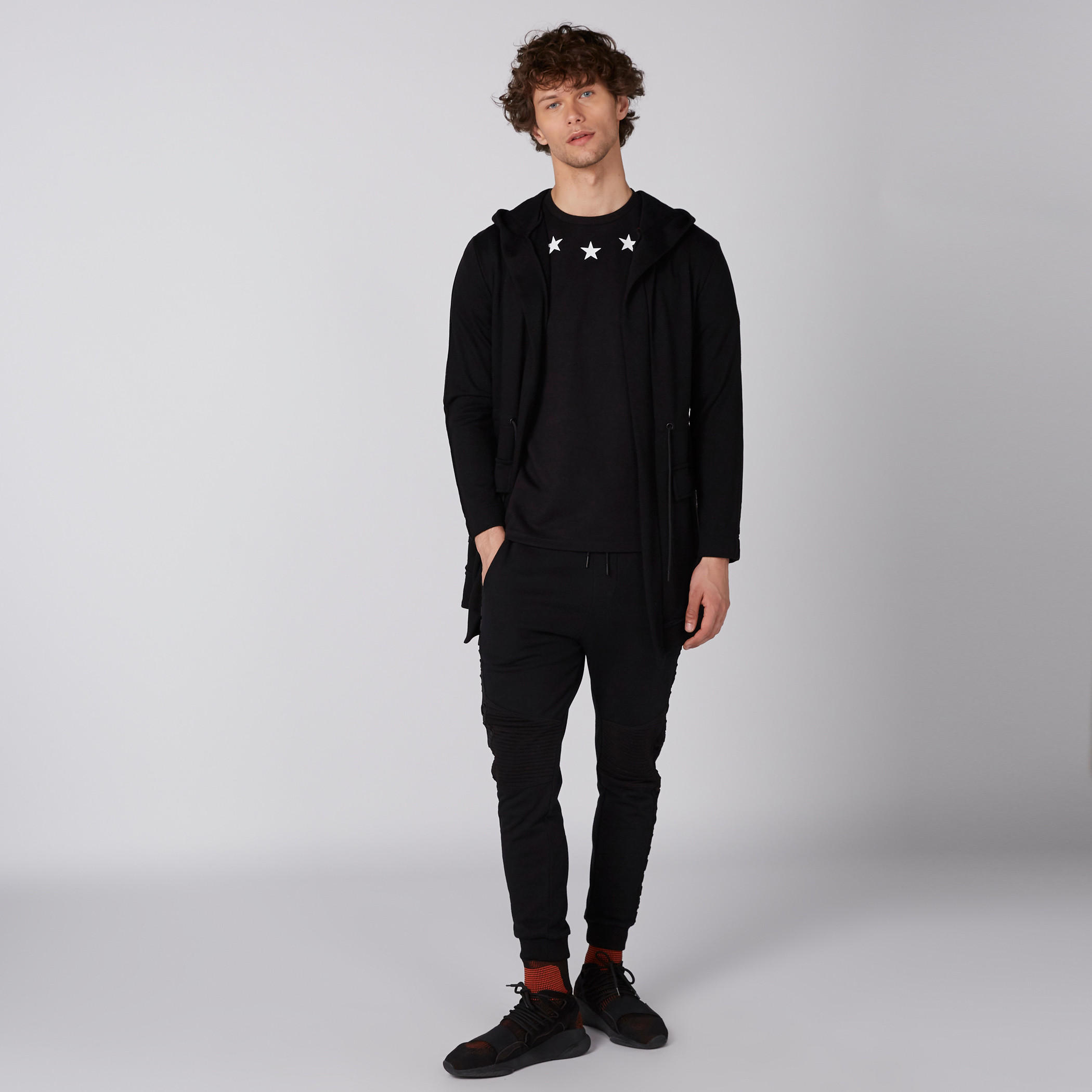 تيشيرت بأكمام قصيرة وياقة ضيقة وطبعات-men-clothing-tshirtsandpolos-tshirts-image-2