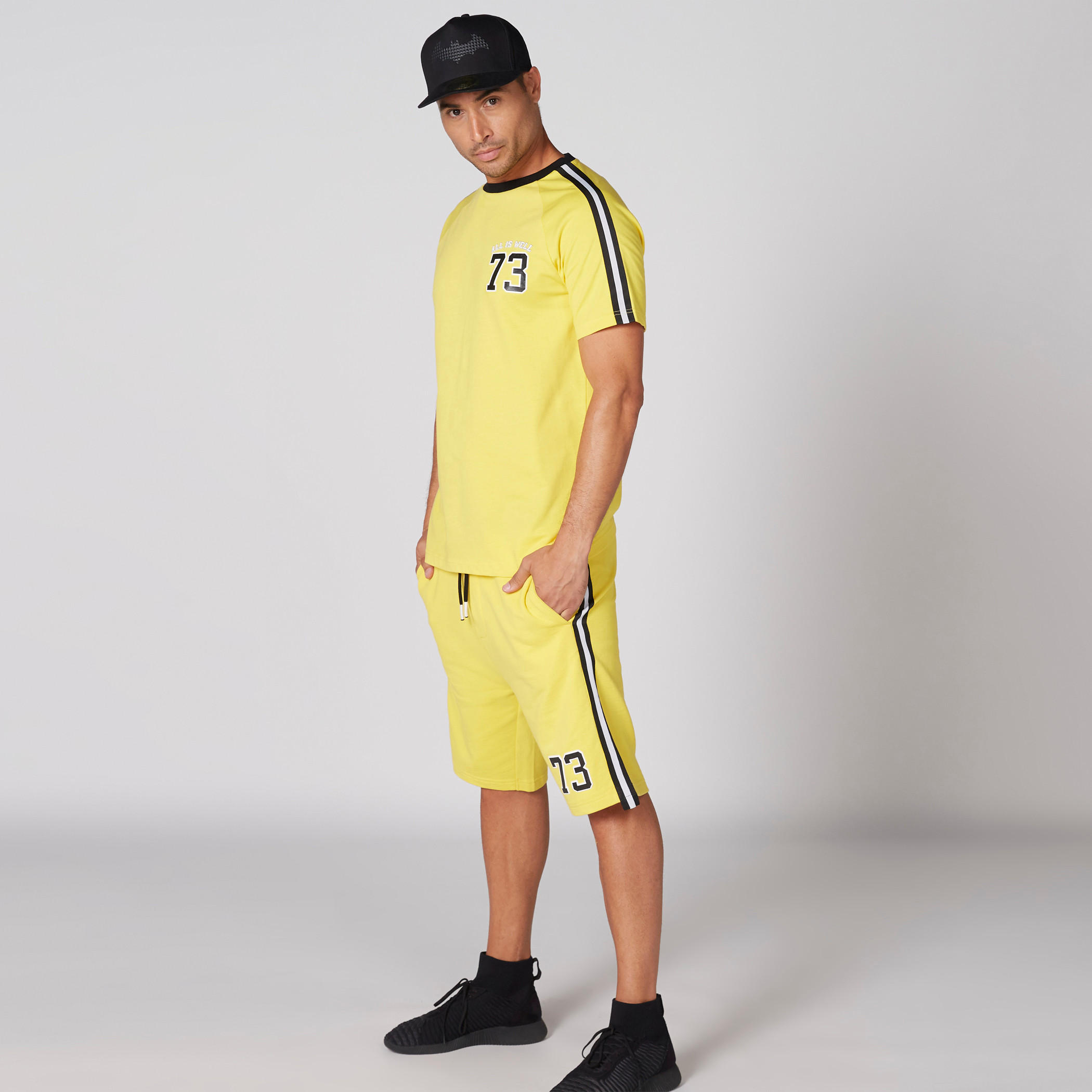 تيشيرت بياقة ضيّقة وأكمام قصيرة وطبعات-men-clothing-tshirtsandpolos-tshirts-image-1