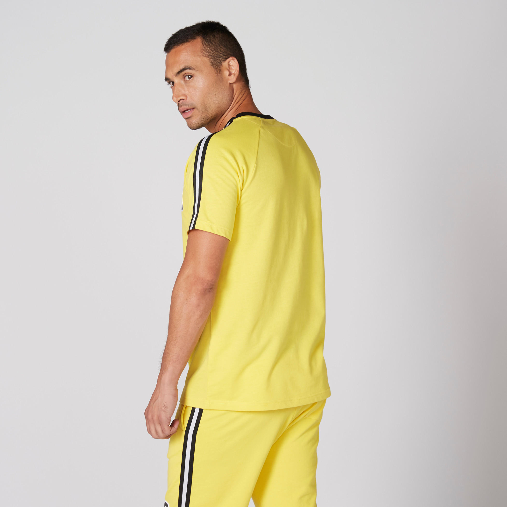 تيشيرت بياقة ضيّقة وأكمام قصيرة وطبعات-men-clothing-tshirtsandpolos-tshirts-image-2