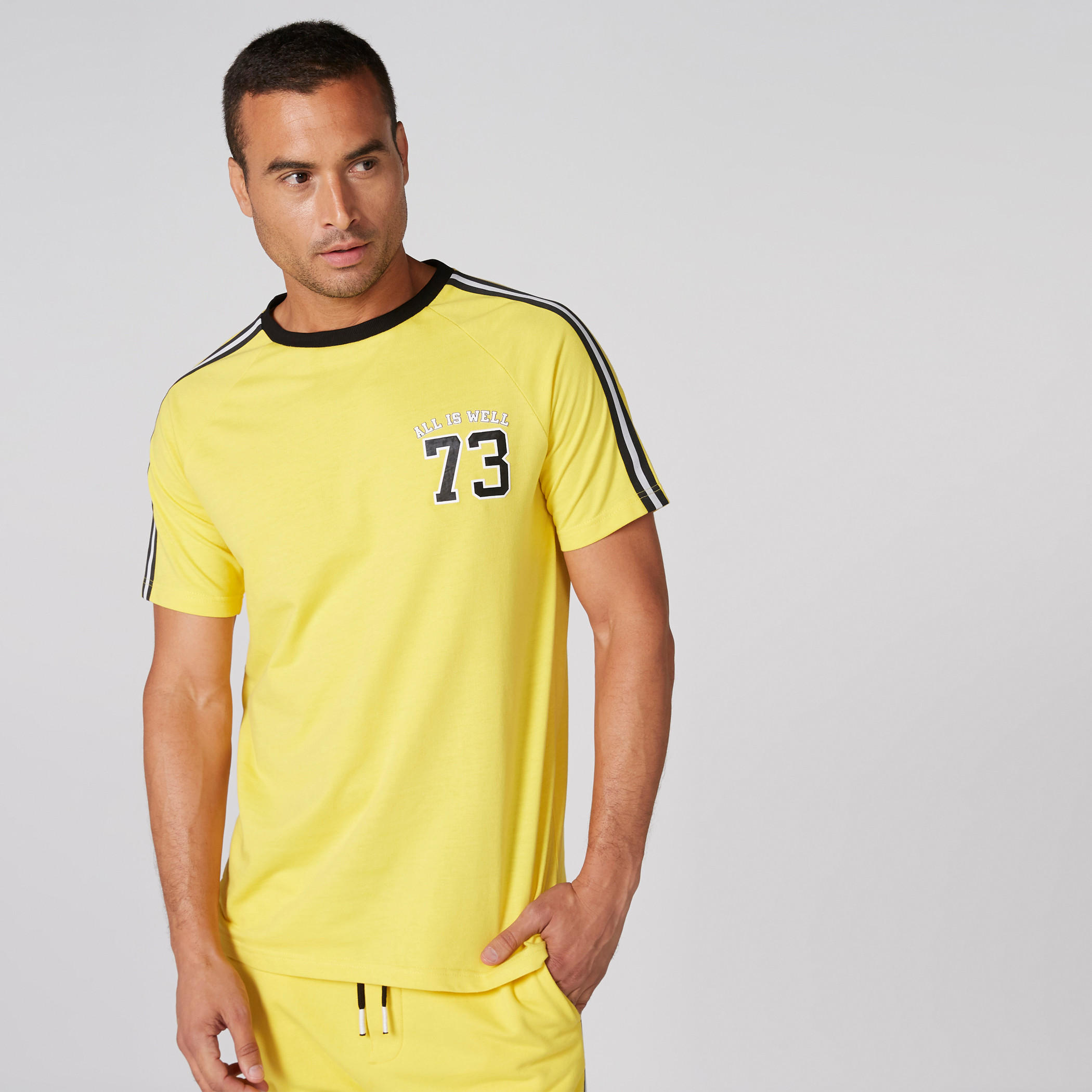 تيشيرت بياقة ضيّقة وأكمام قصيرة وطبعات-men-clothing-tshirtsandpolos-tshirts-image-3