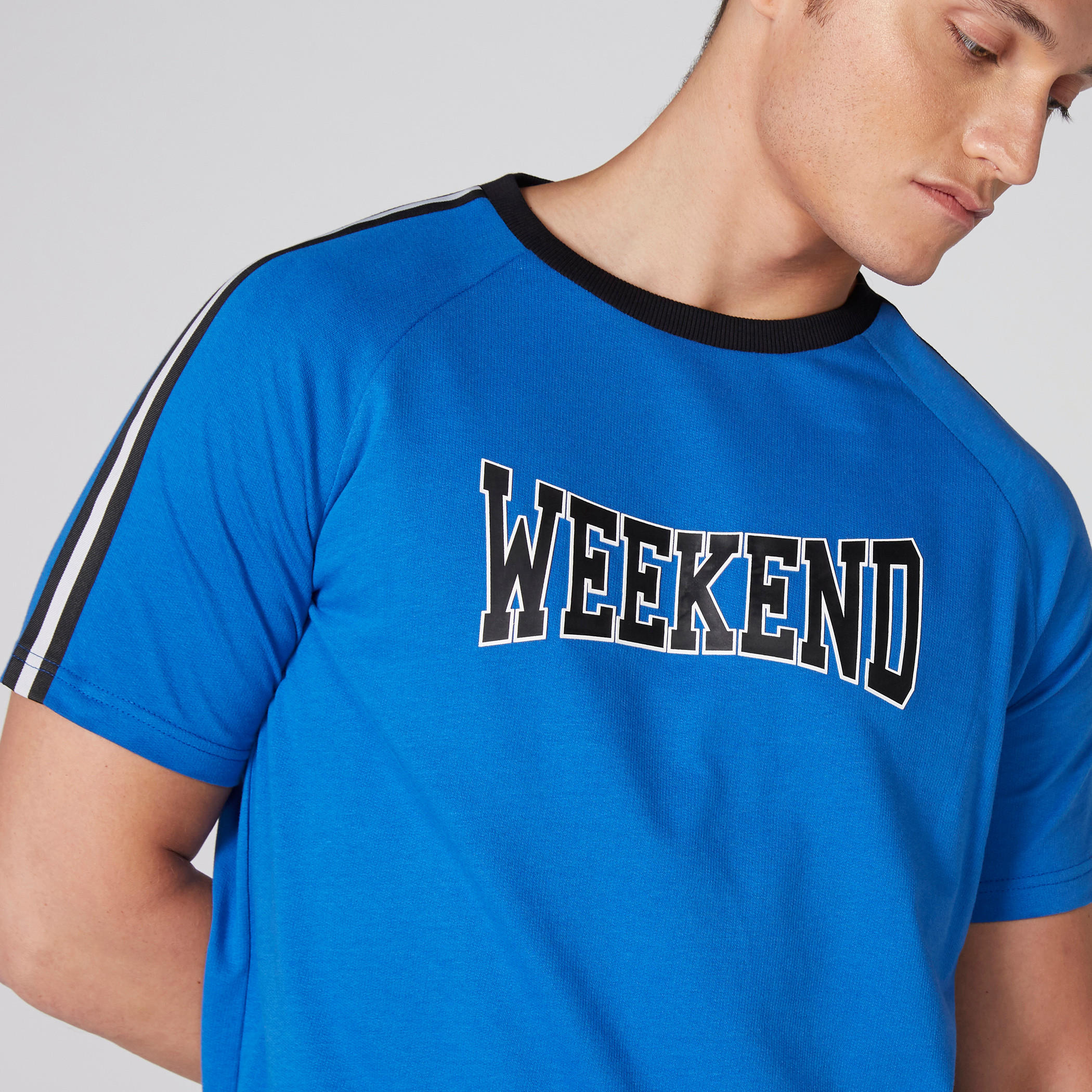 تيشيرت بياقة ضيّقة وأكمام قصيرة وطبعات-men-clothing-tshirtsandpolos-tshirts-image-1