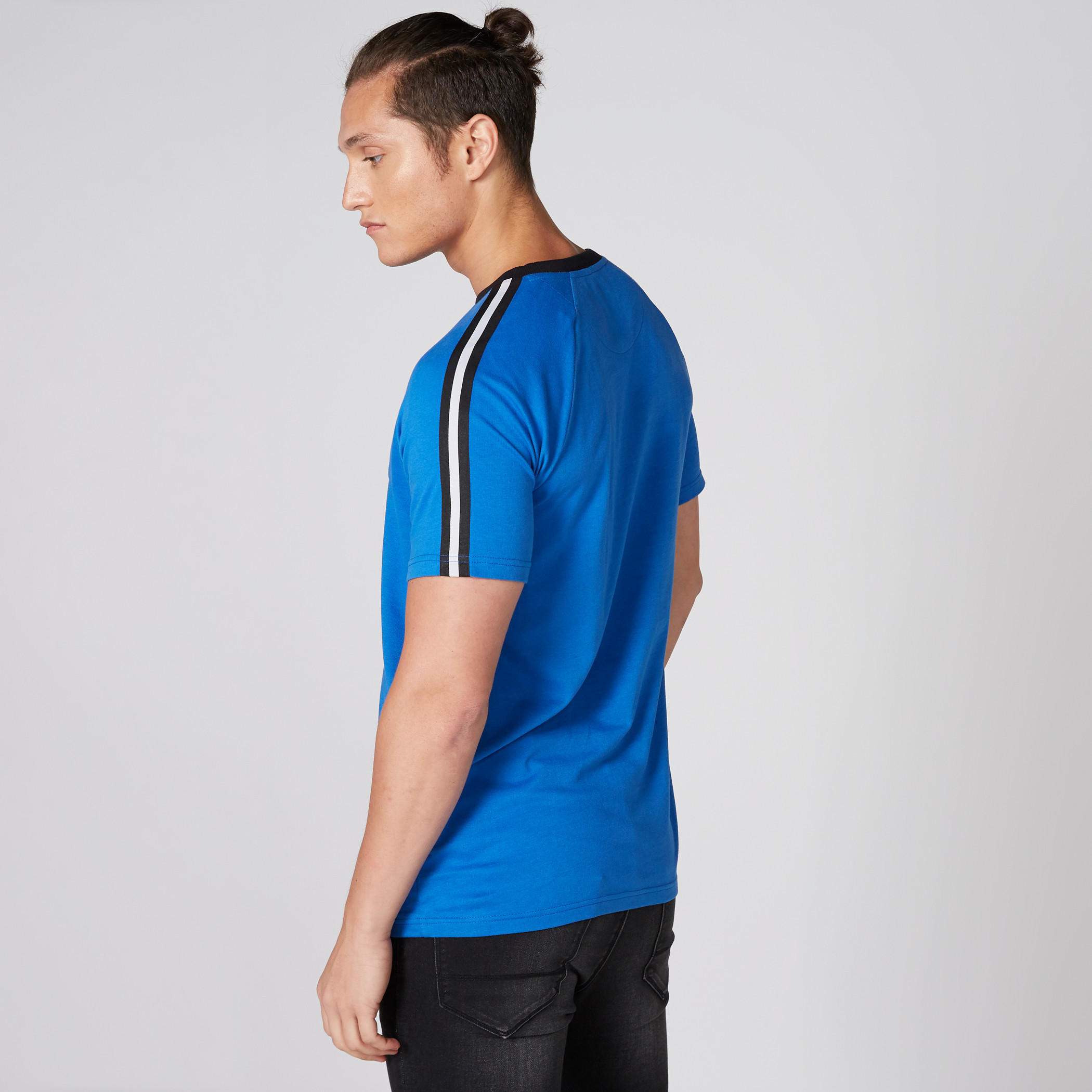 تيشيرت بياقة ضيّقة وأكمام قصيرة وطبعات-men-clothing-tshirtsandpolos-tshirts-image-2