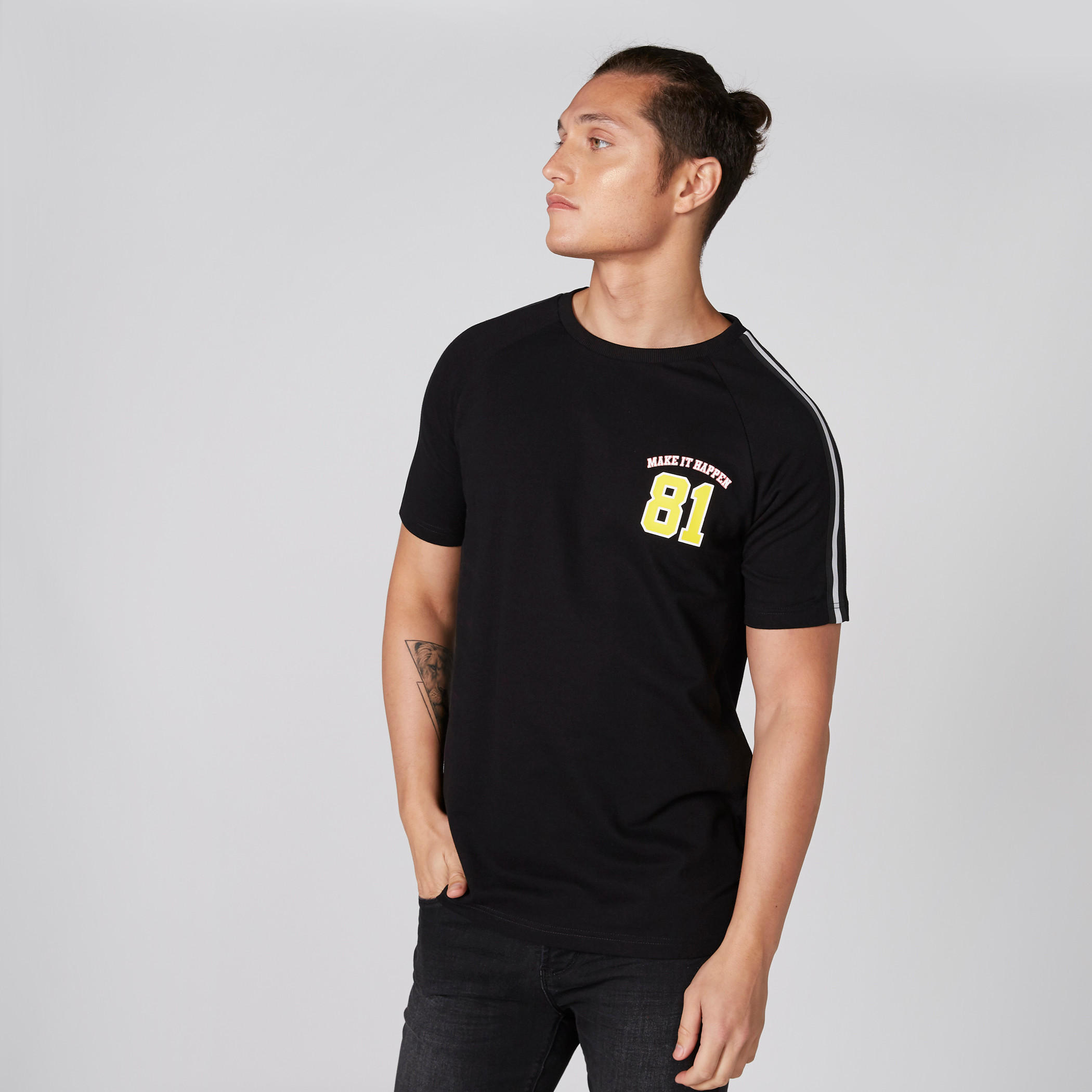 تيشيرت بياقة ضيّقة وأكمام قصيرة وطبعات-men-clothing-tshirtsandpolos-tshirts-image-1