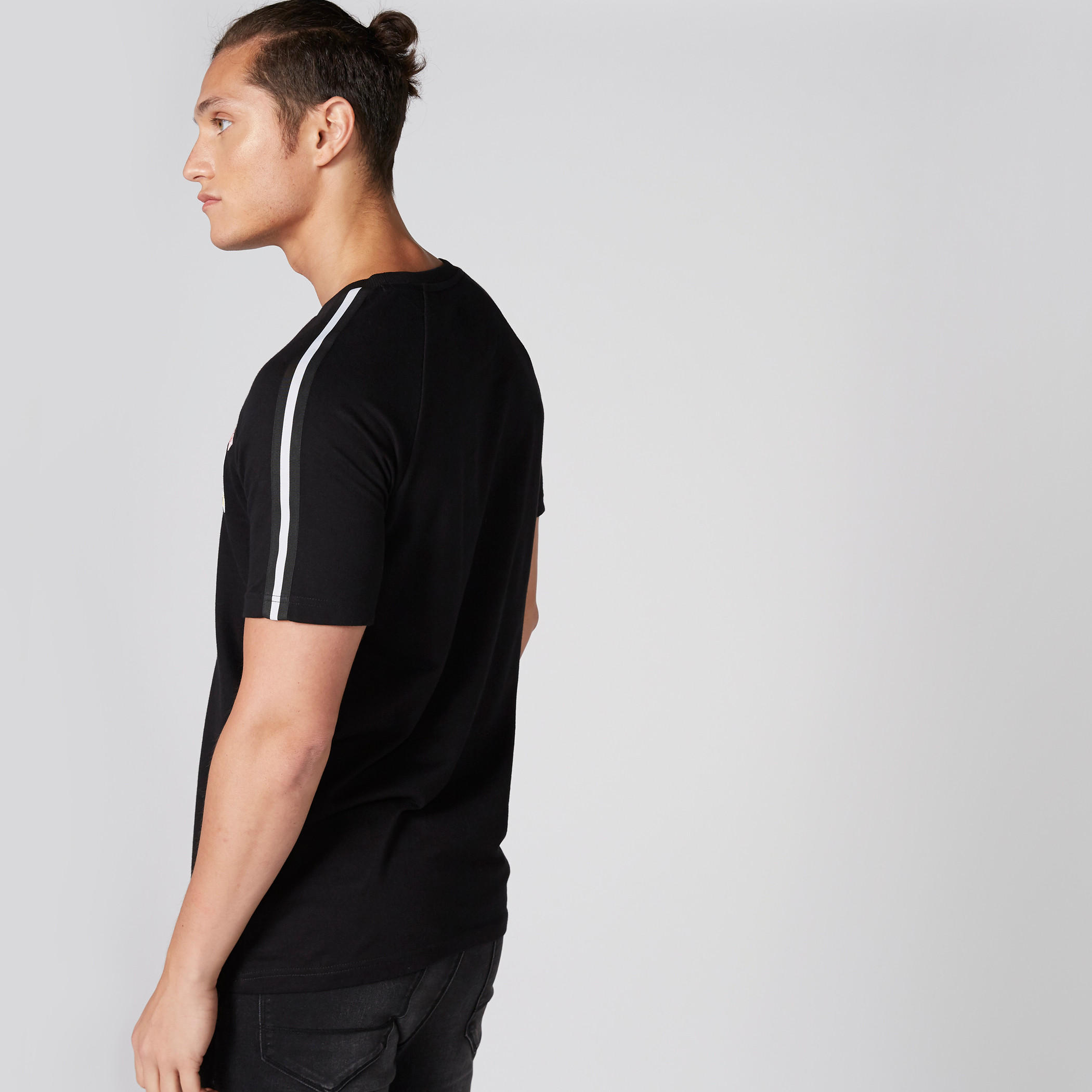 تيشيرت بياقة ضيّقة وأكمام قصيرة وطبعات-men-clothing-tshirtsandpolos-tshirts-image-2