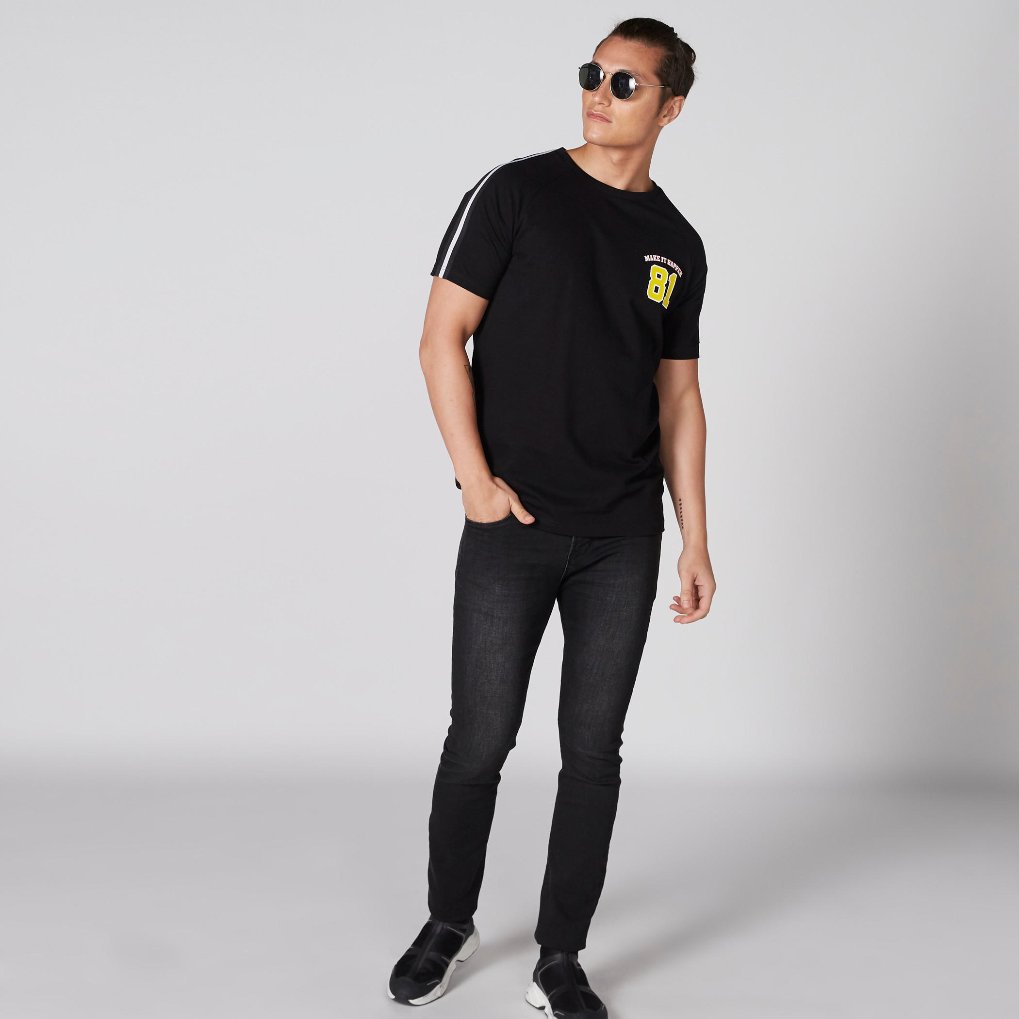 تيشيرت بياقة ضيّقة وأكمام قصيرة وطبعات-men-clothing-tshirtsandpolos-tshirts-image-3