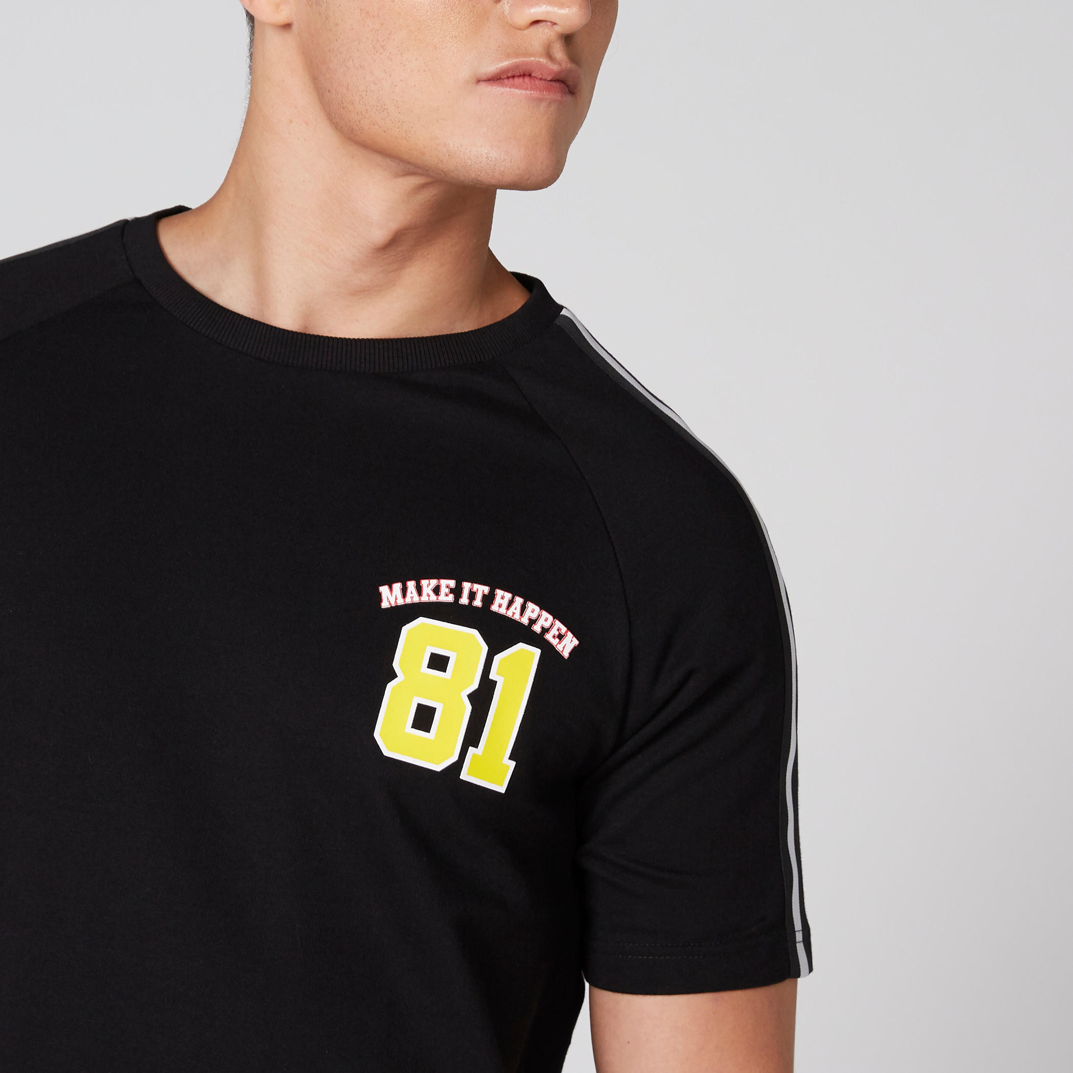 تيشيرت بياقة ضيّقة وأكمام قصيرة وطبعات-men-clothing-tshirtsandpolos-tshirts-image-4