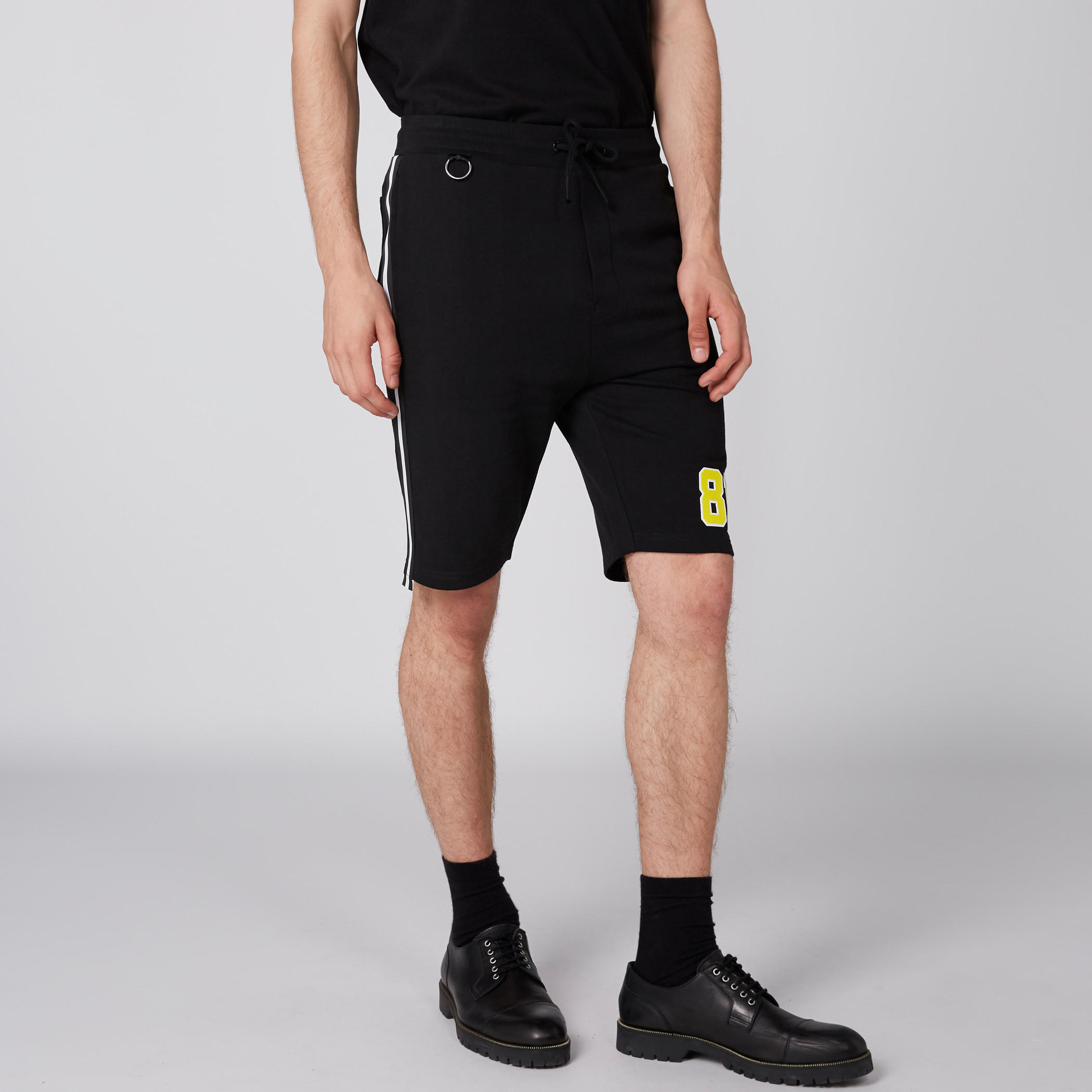 شورت بخصر مطّاطي وجيوب-men-clothing-bottoms-shorts-image-2