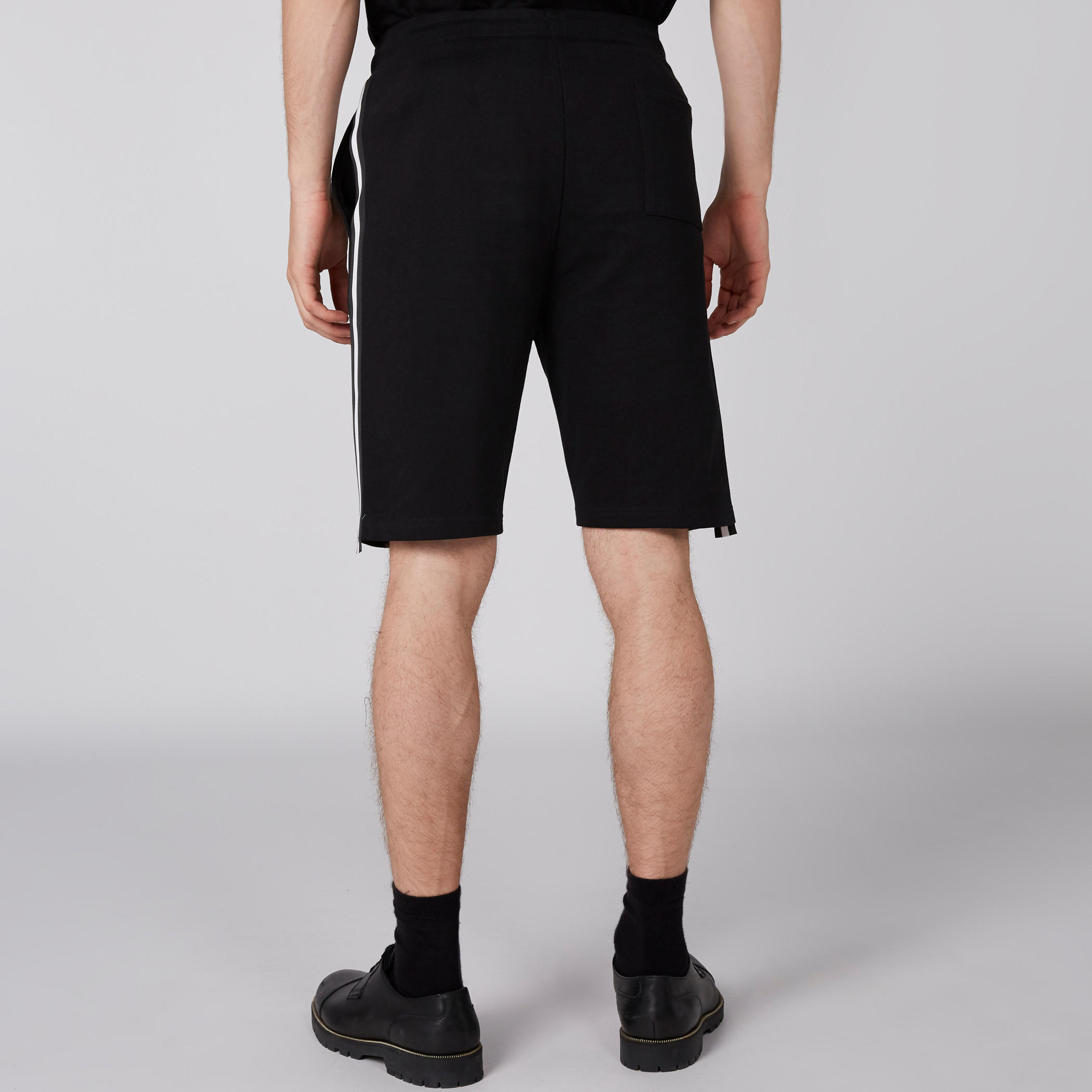 شورت بخصر مطّاطي وجيوب-men-clothing-bottoms-shorts-image-4