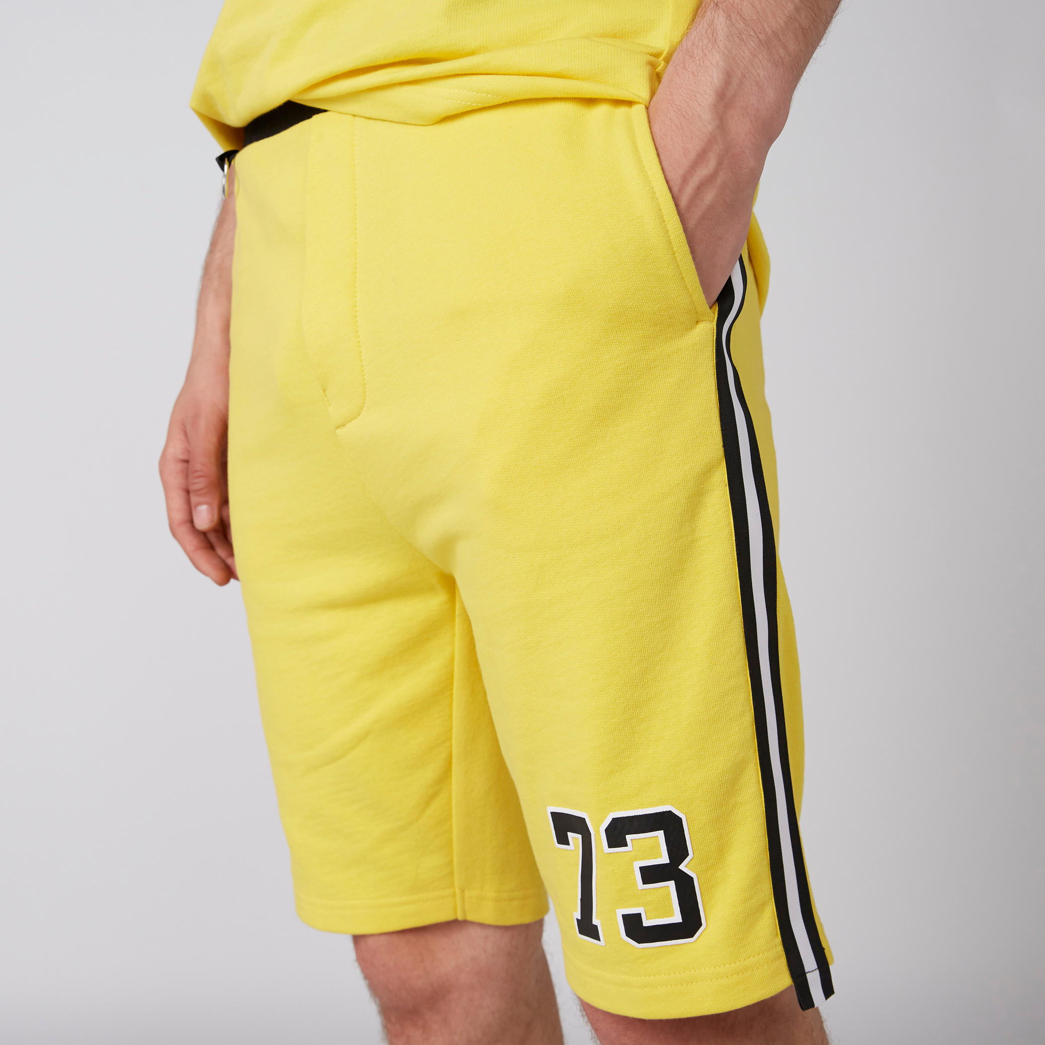شورت بخصر مطّاطي وجيوب-men-clothing-bottoms-shorts-image-3