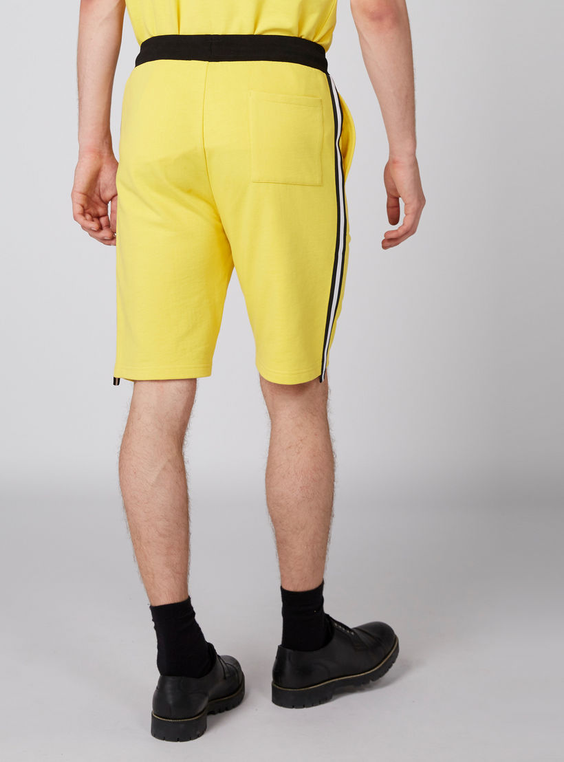 شورت بخصر مطّاطي وجيوب-men-clothing-bottoms-shorts-image-4