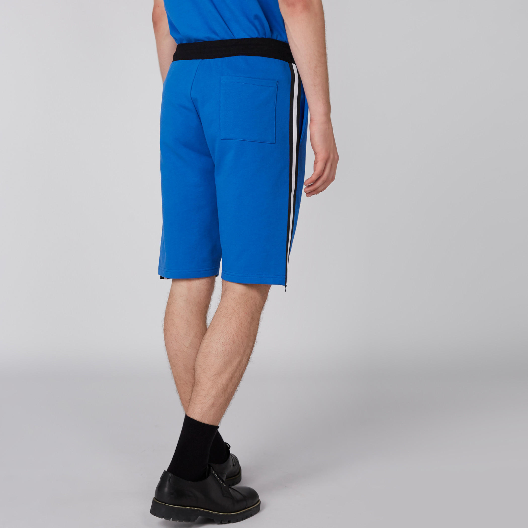 شورت بخصر مطّاطي وجيوب-men-clothing-bottoms-shorts-image-4