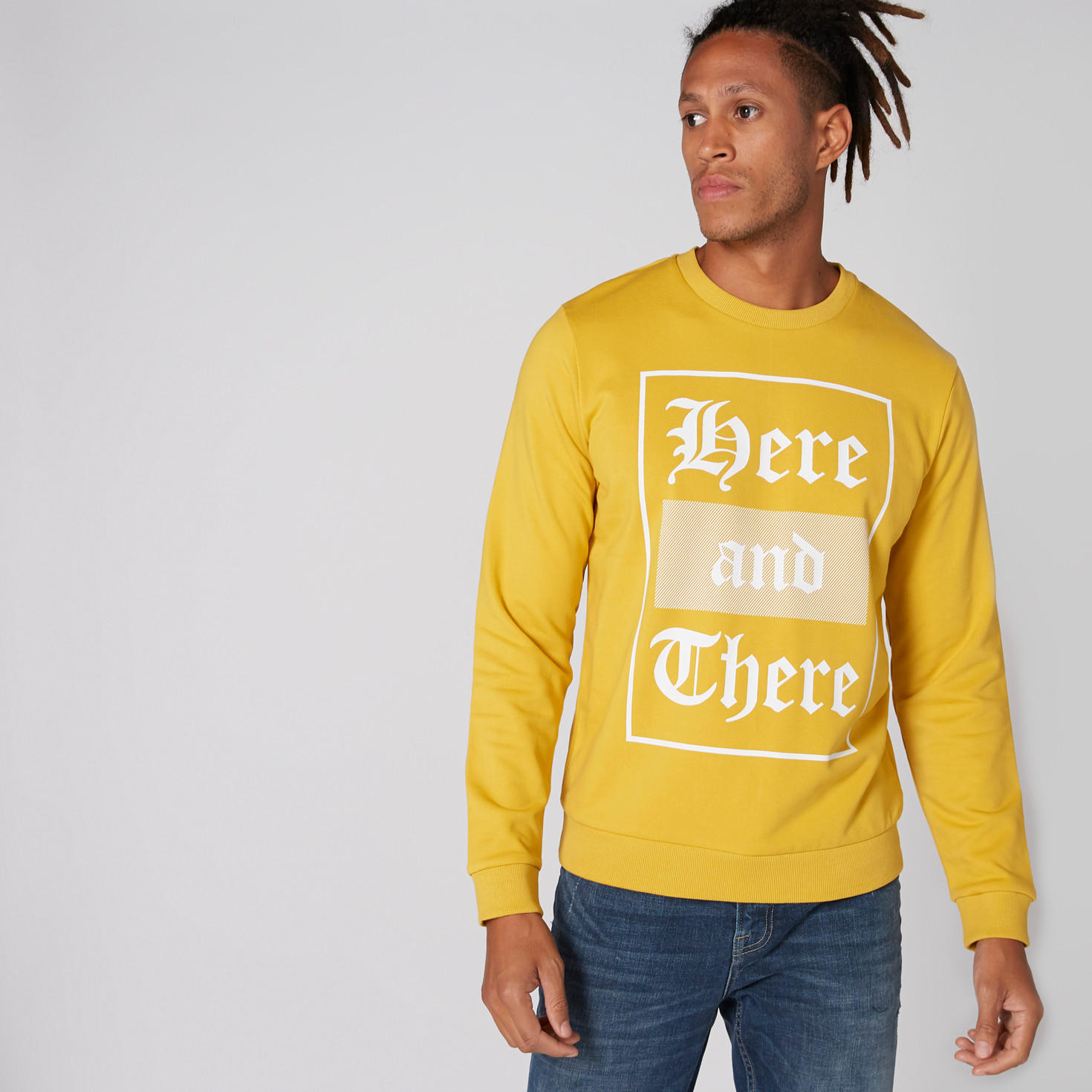 سويت شيرت بياقة ضيّقة وأكمام طويلة وطبعات-men-winterwear-hoodiesandsweatshirts-image-1