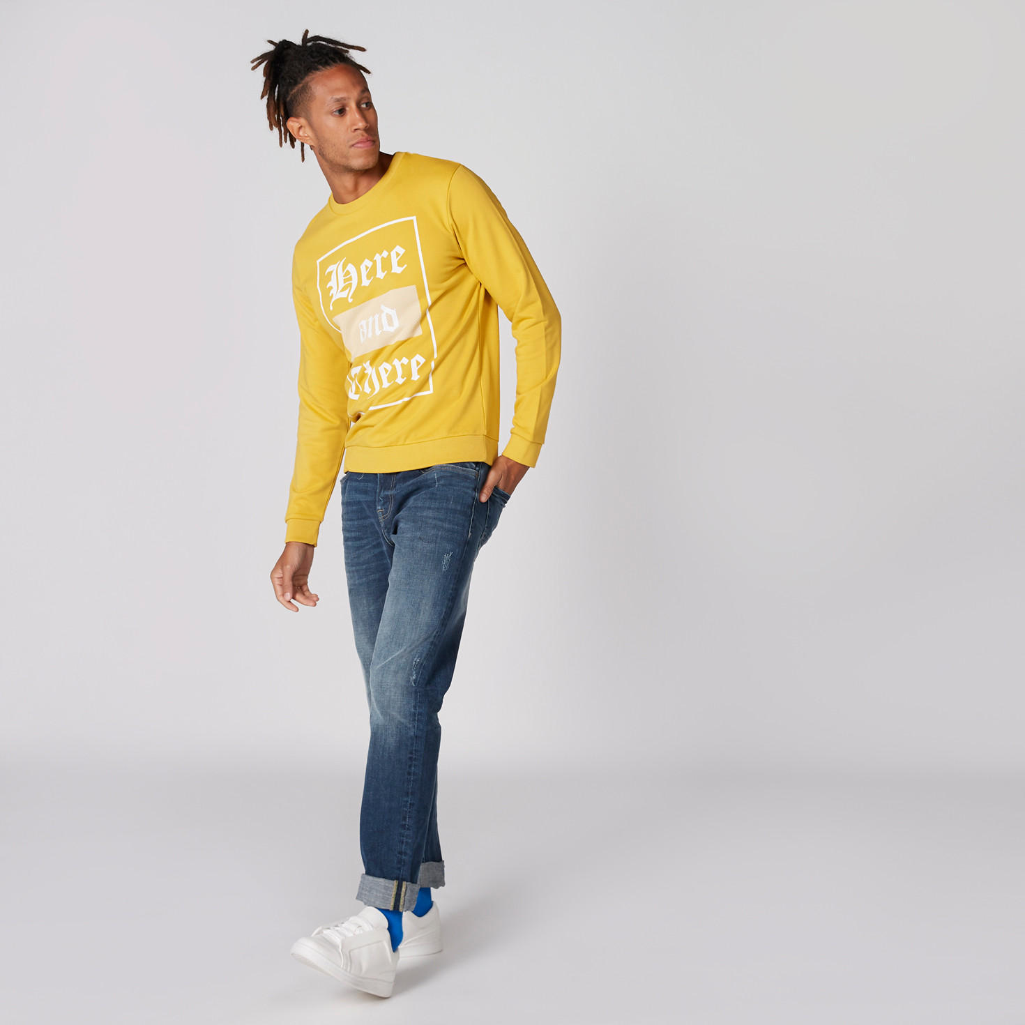 سويت شيرت بياقة ضيّقة وأكمام طويلة وطبعات-men-winterwear-hoodiesandsweatshirts-image-3