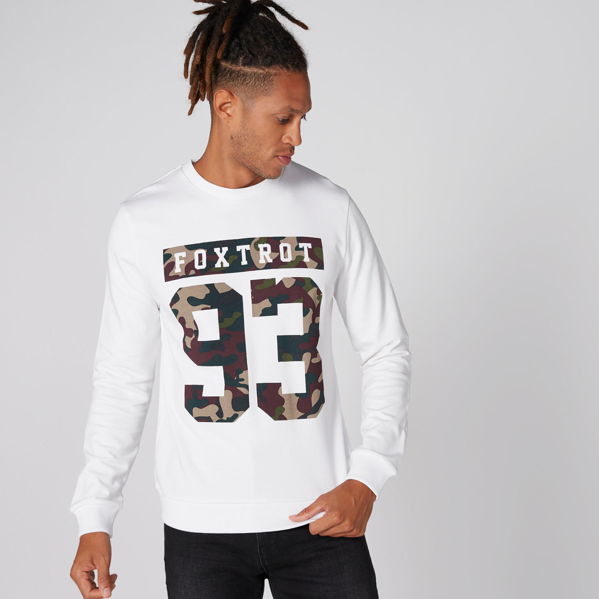 سويت شيرت بياقة ضيّقة وأكمام طويلة وطبعات-men-winterwear-hoodiesandsweatshirts-image-1